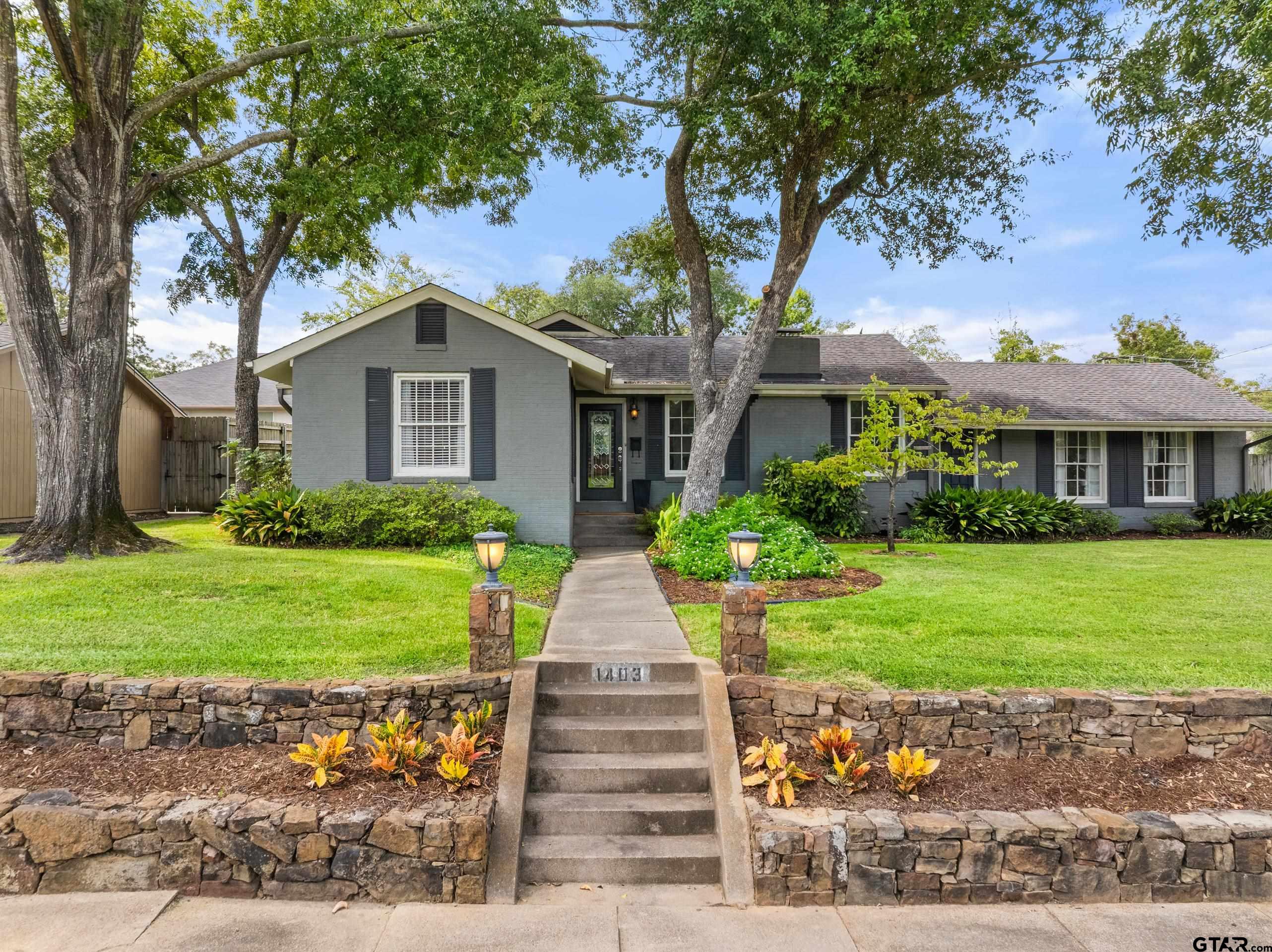 1403 S Robertson