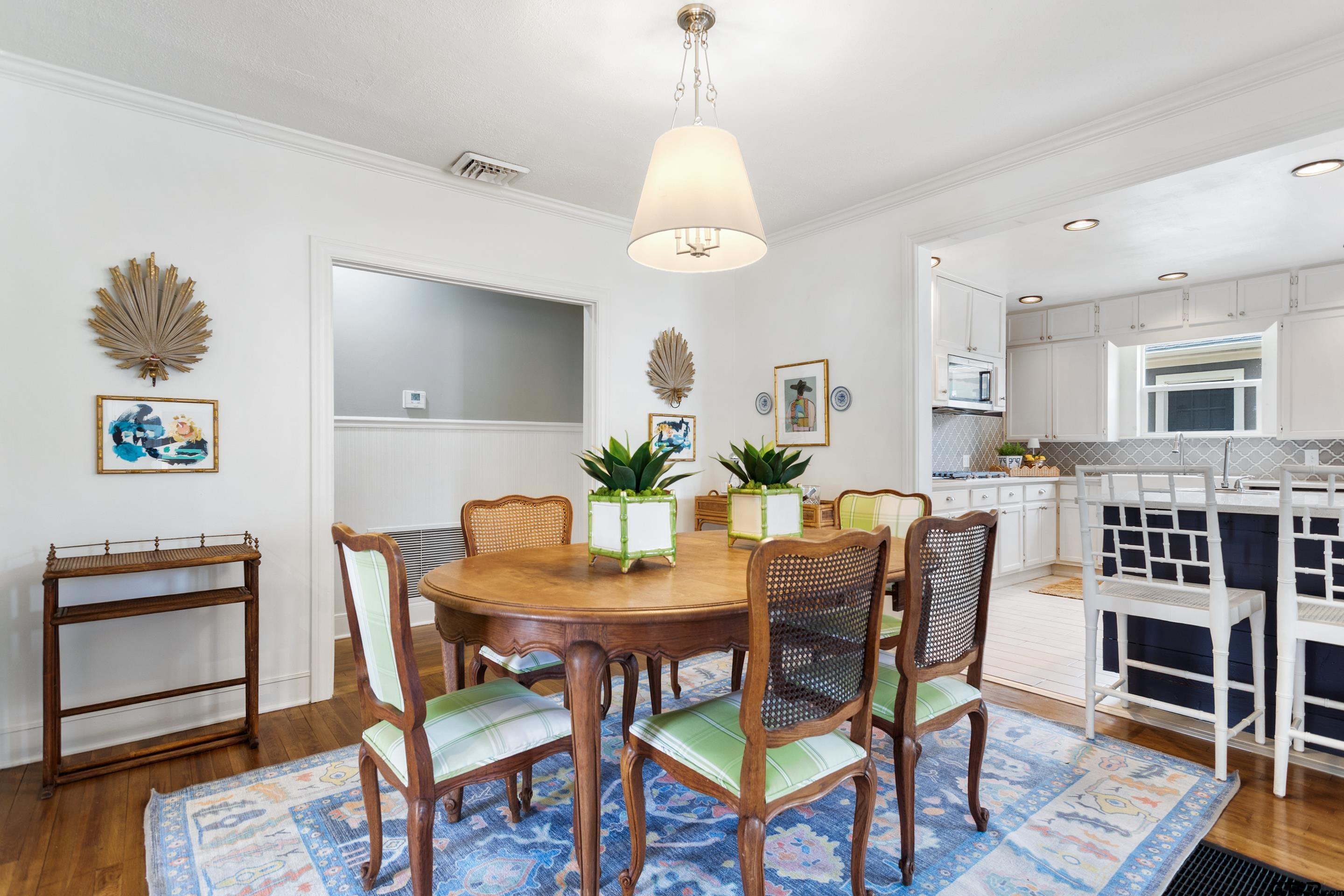 1403 S Robertson