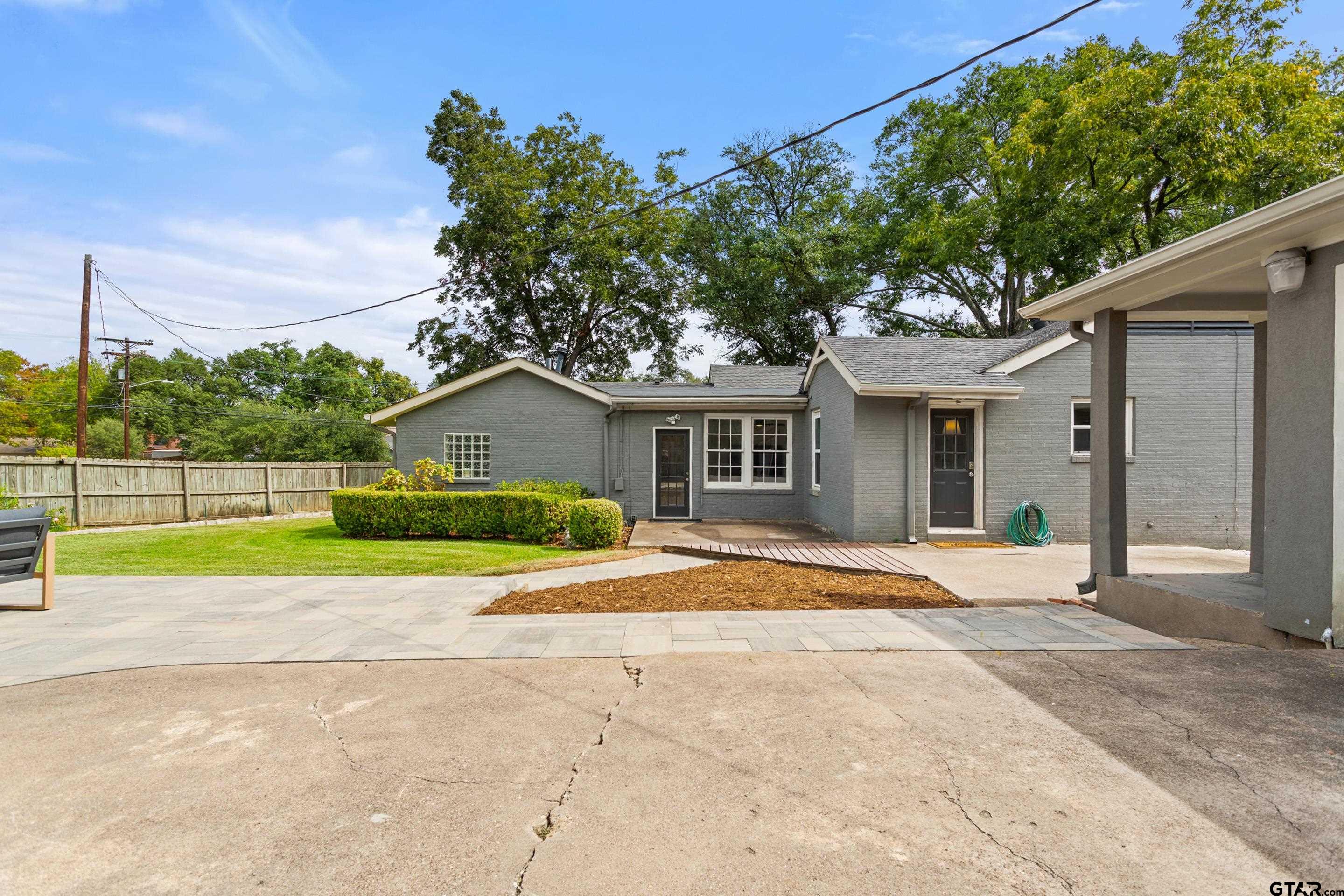 1403 S Robertson