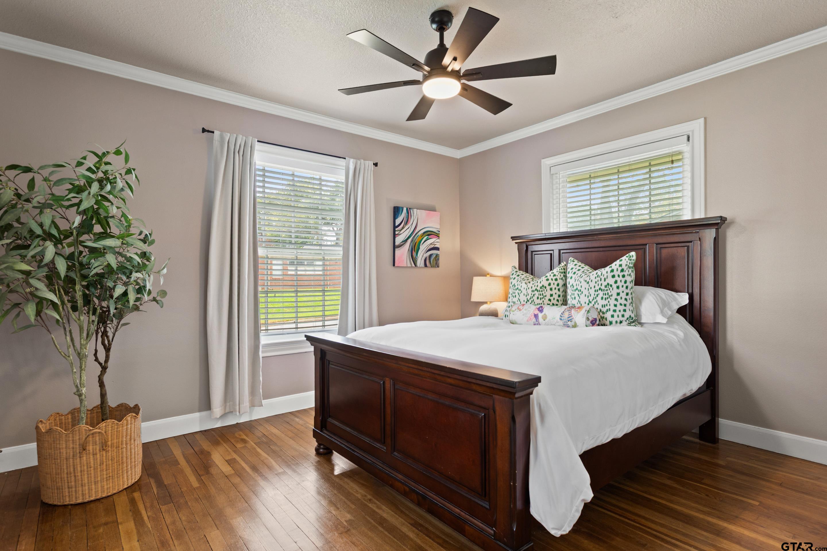 1403 S Robertson