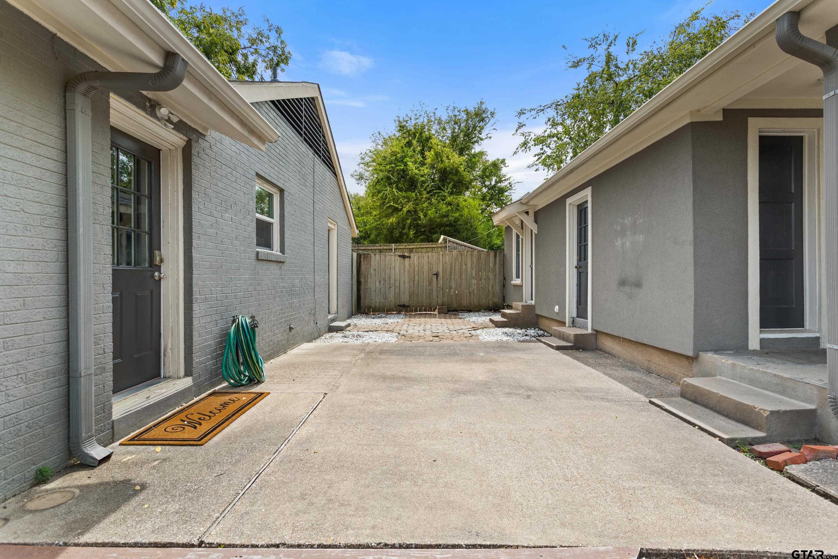 1403 S Robertson