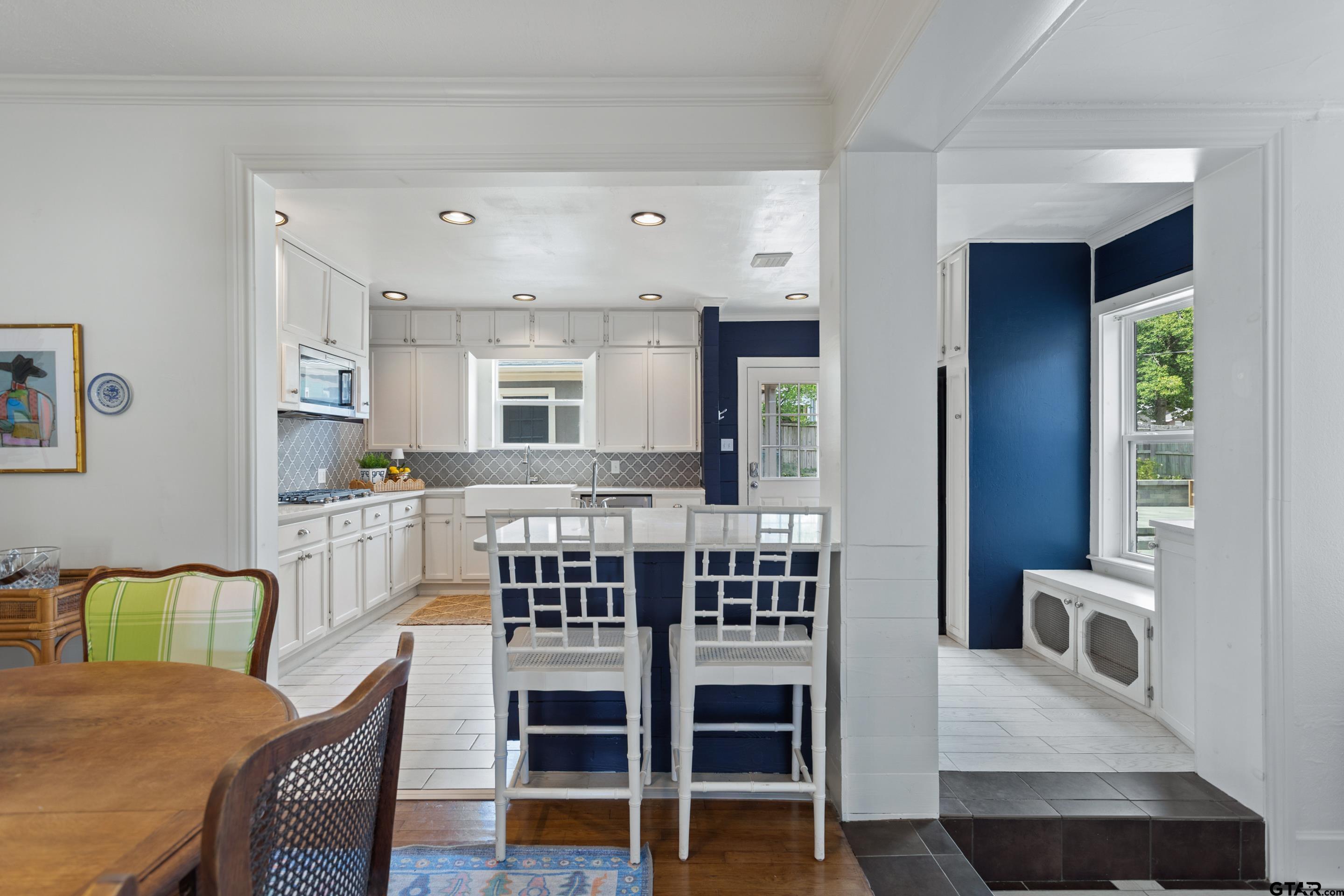 1403 S Robertson