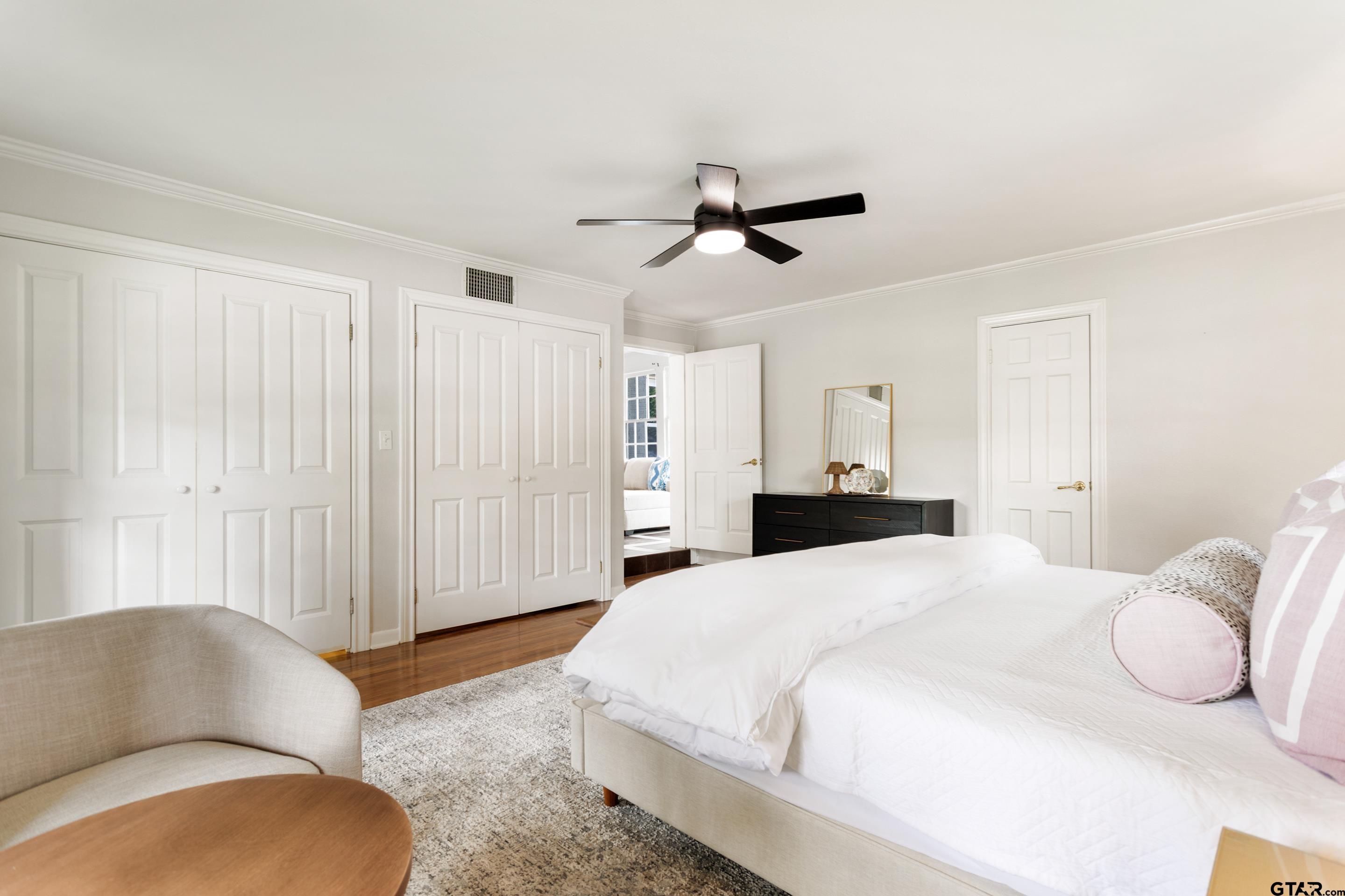 1403 S Robertson
