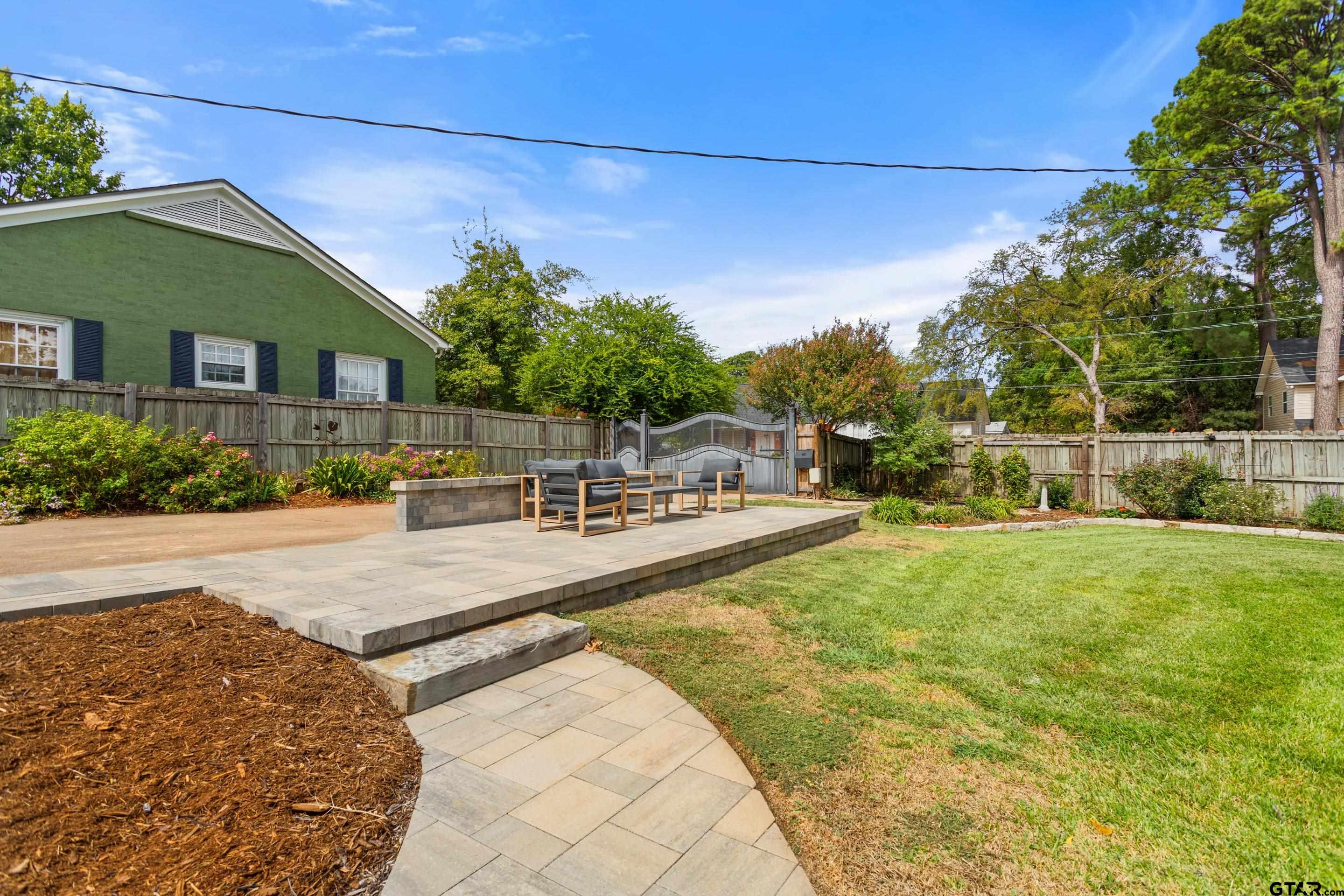 1403 S Robertson