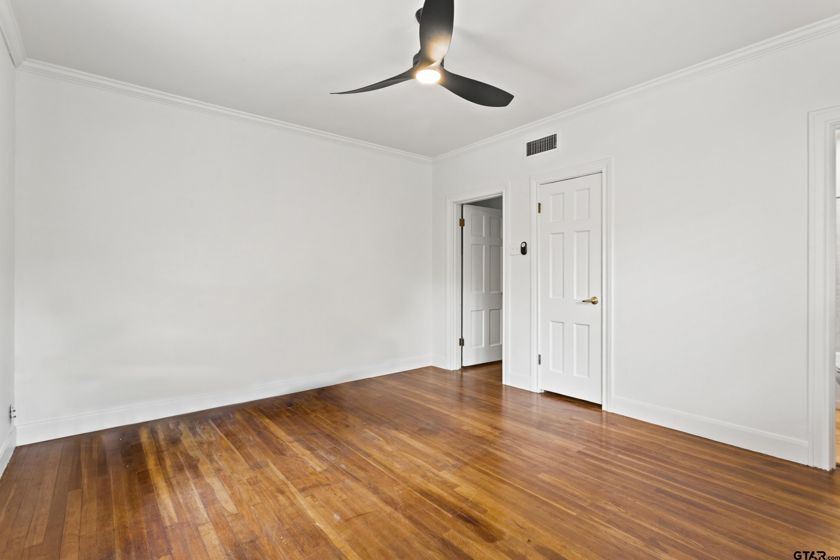 1403 S Robertson