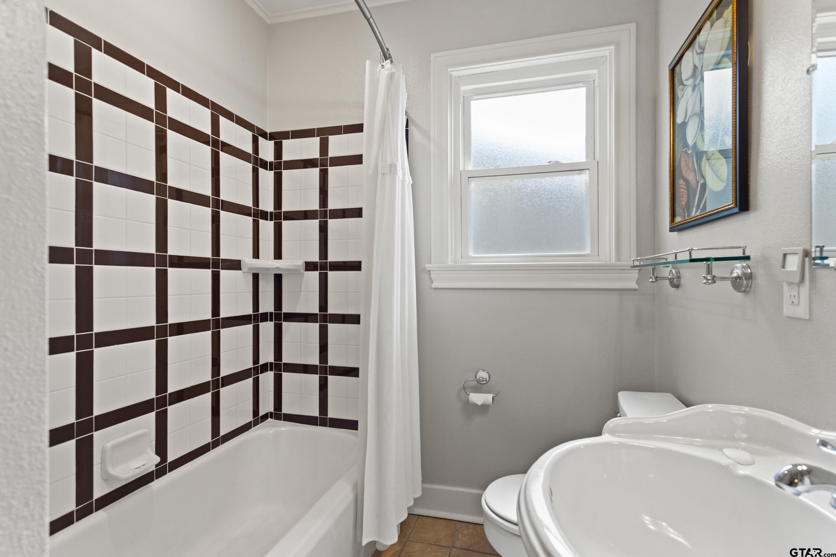 1403 S Robertson