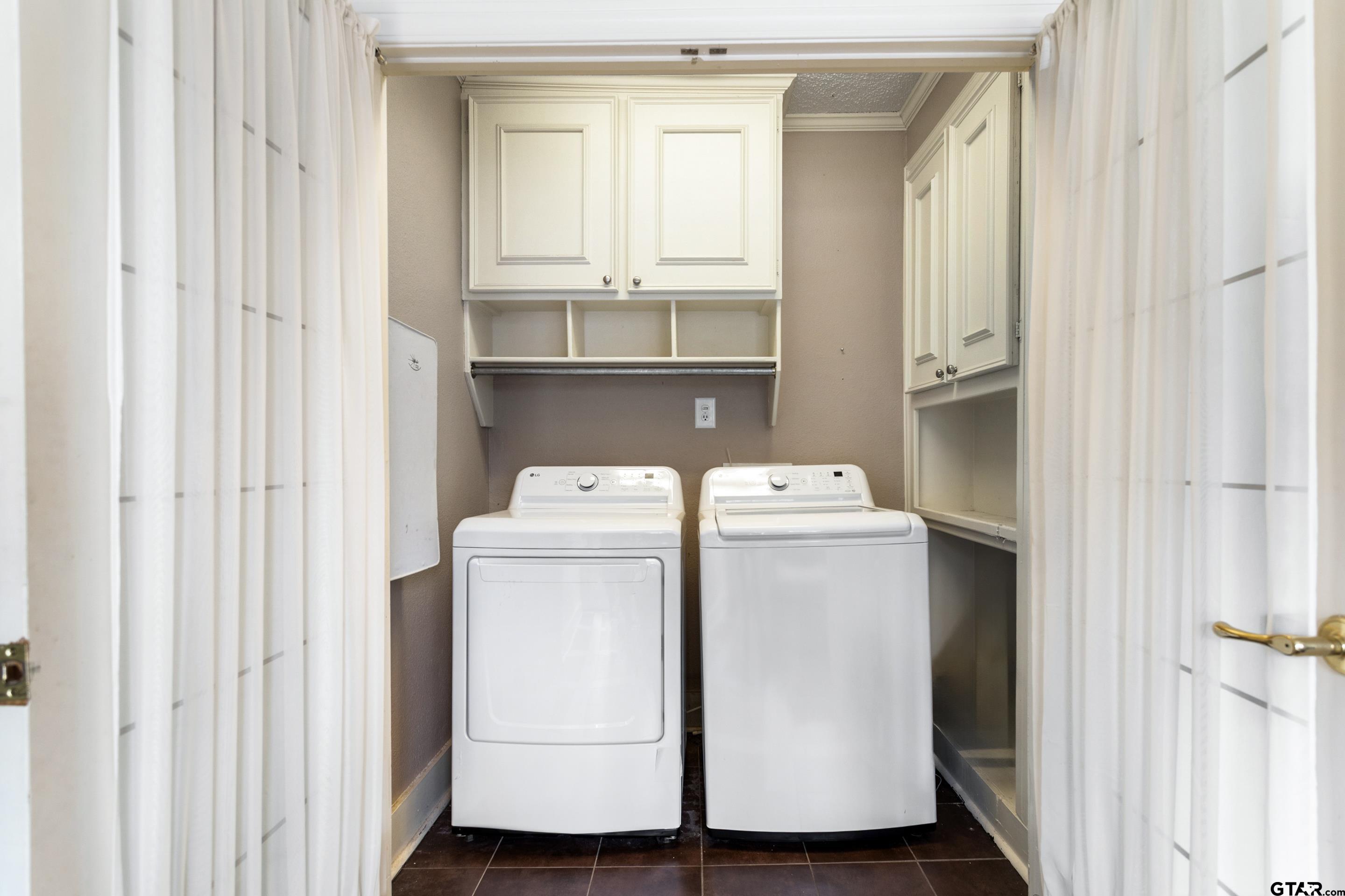 1403 S Robertson