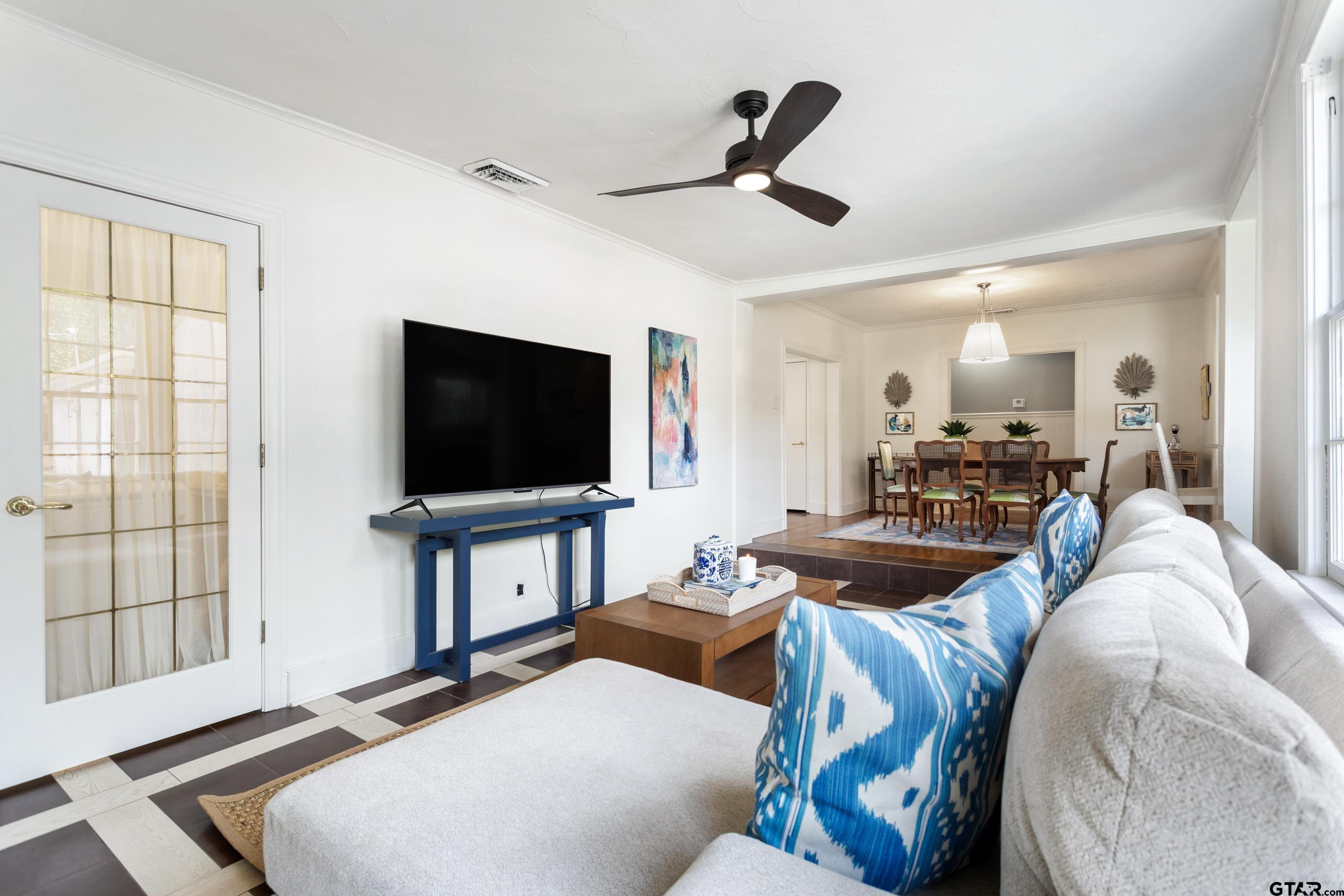1403 S Robertson