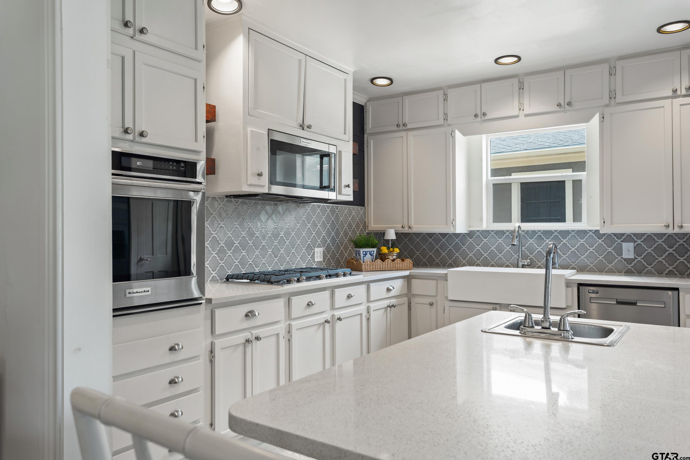 1403 S Robertson
