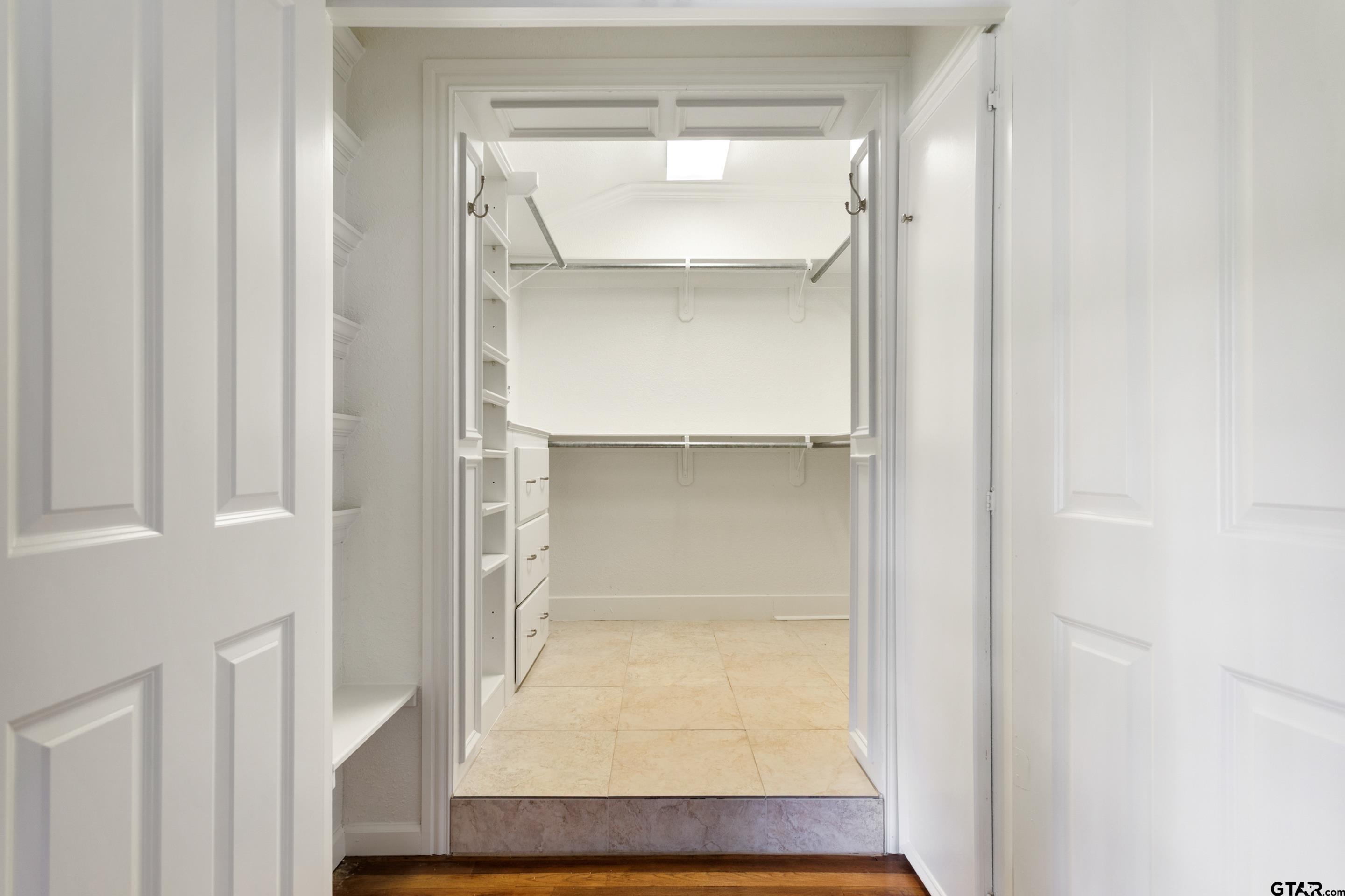 1403 S Robertson
