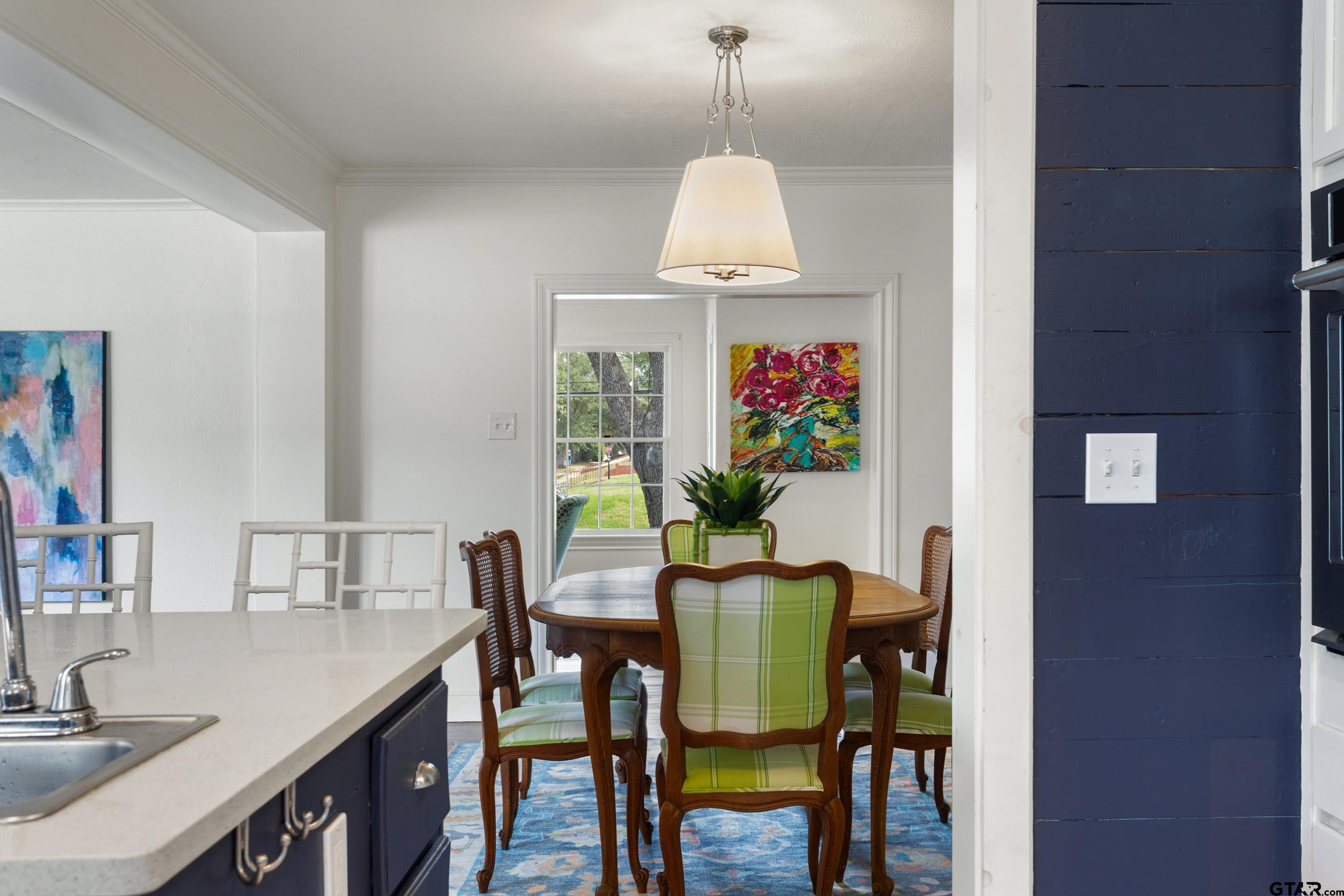 1403 S Robertson