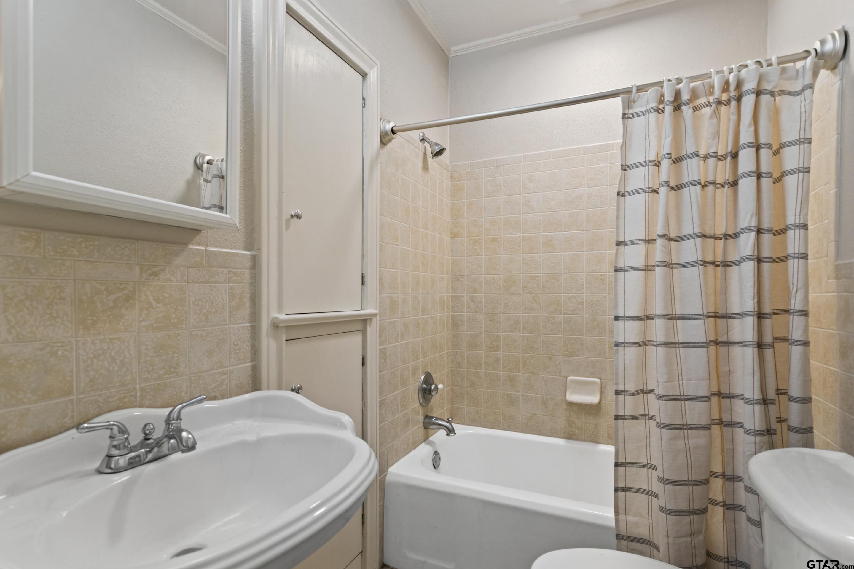 1403 S Robertson