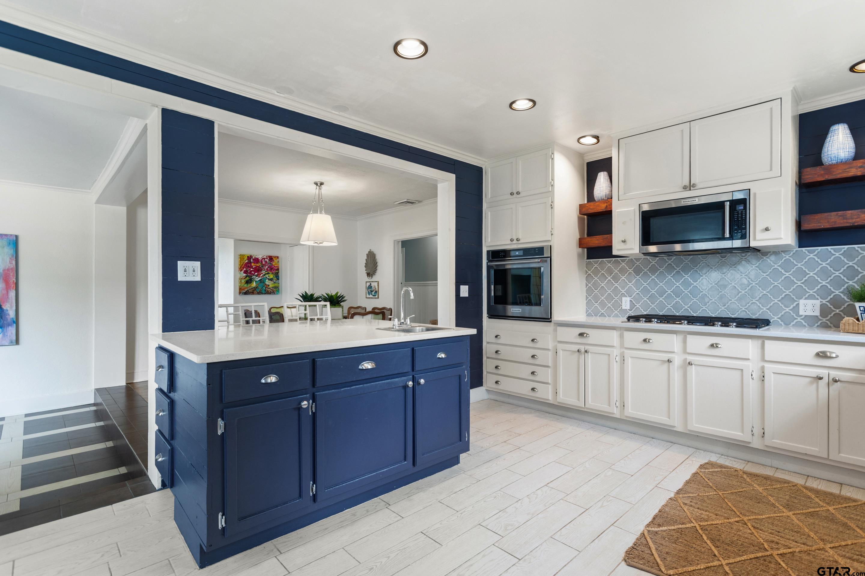 1403 S Robertson