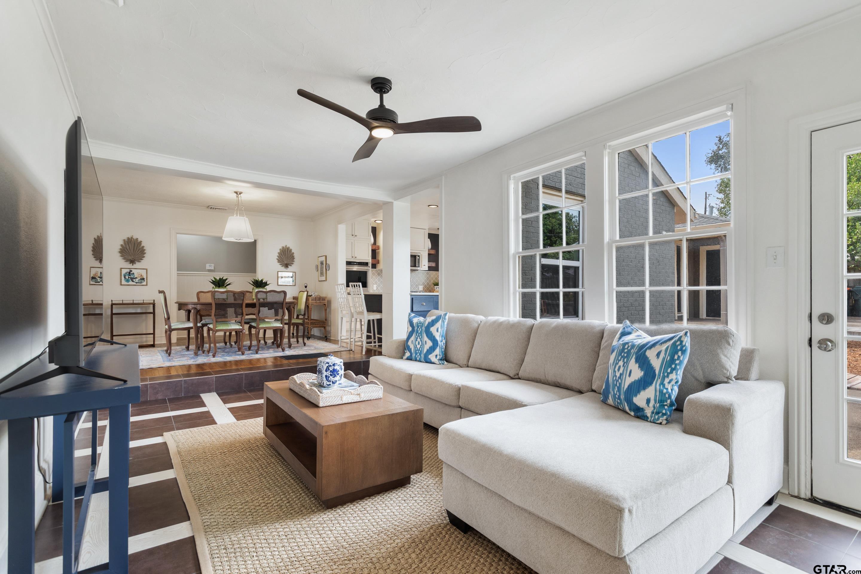 1403 S Robertson