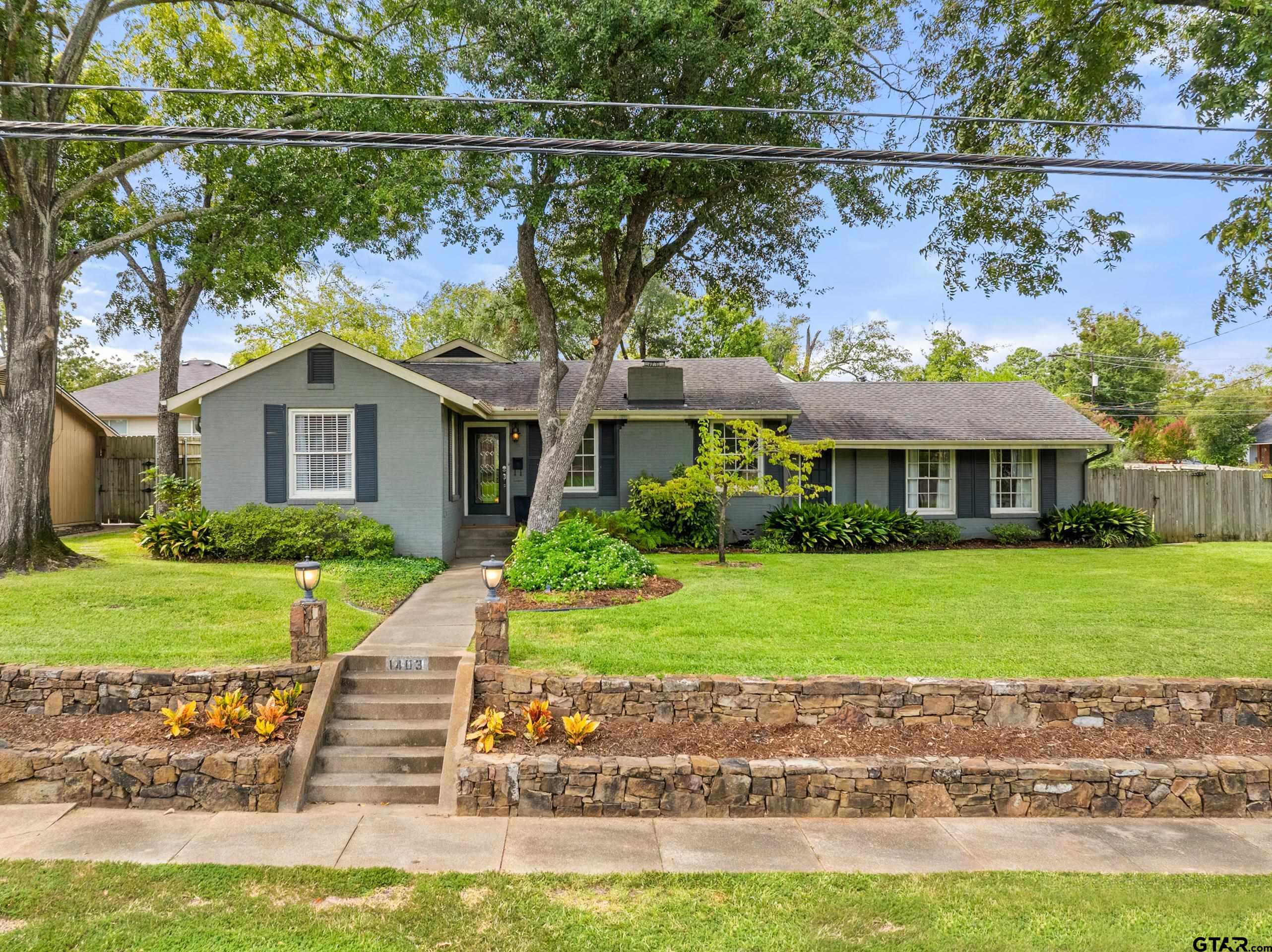 1403 S Robertson