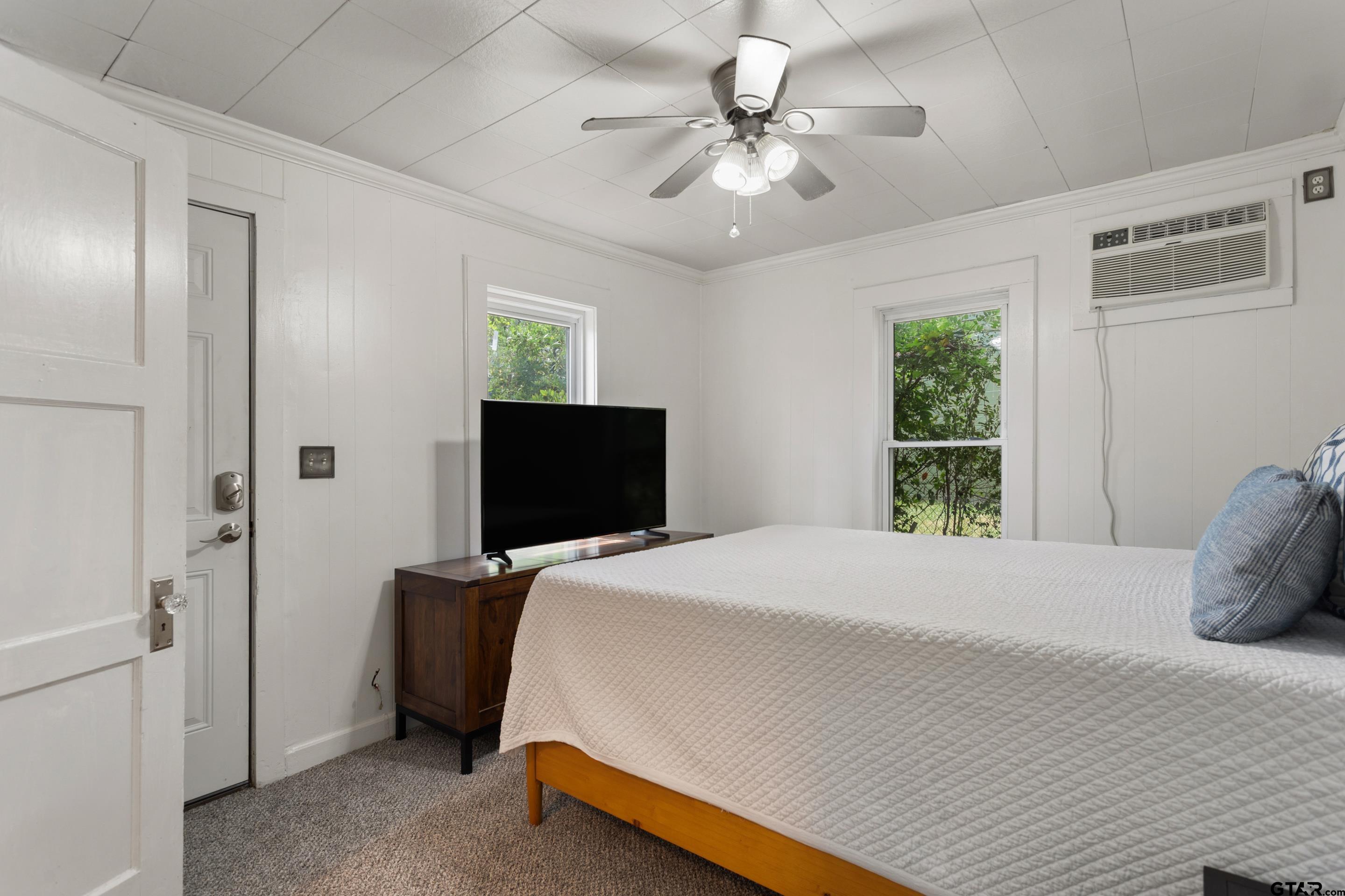 1403 S Robertson
