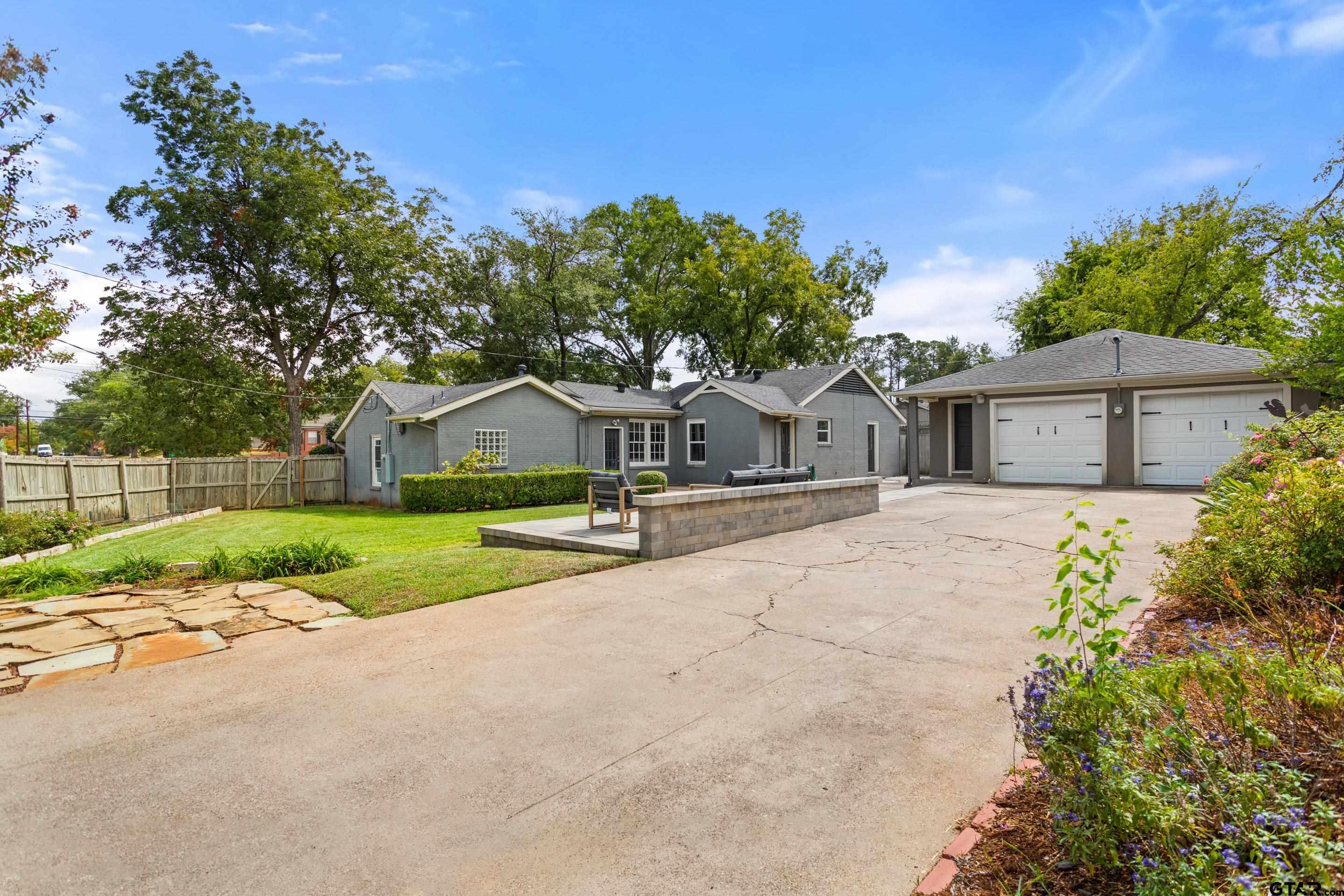1403 S Robertson