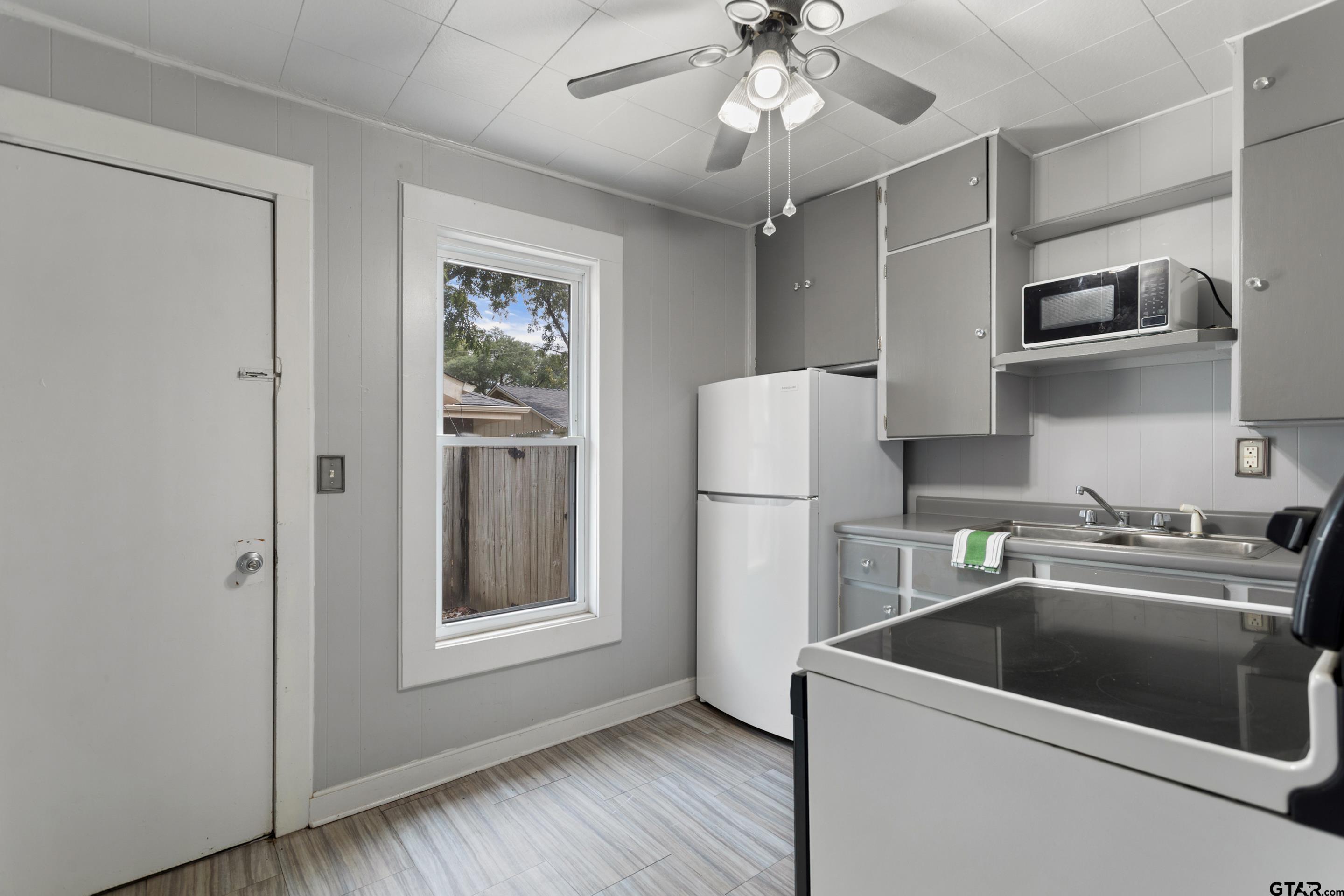 1403 S Robertson