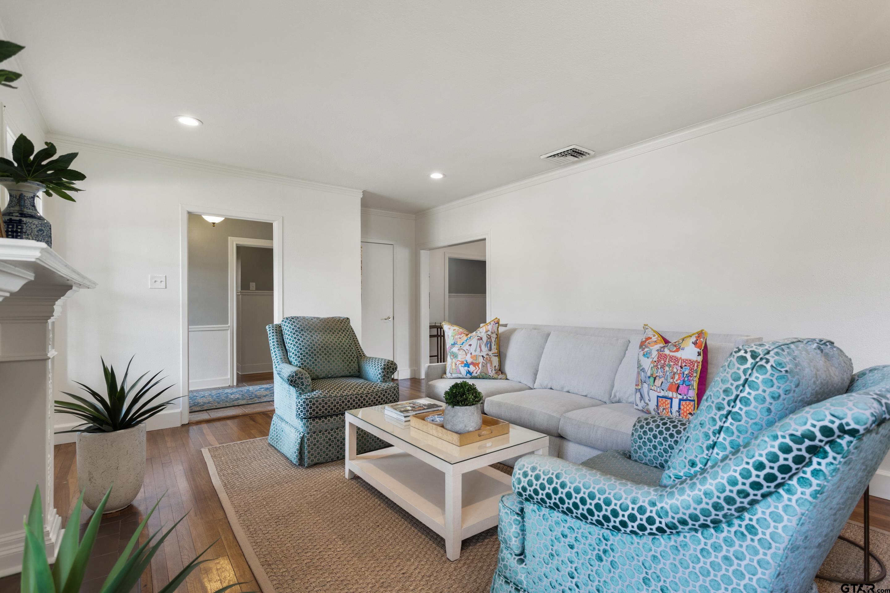 1403 S Robertson