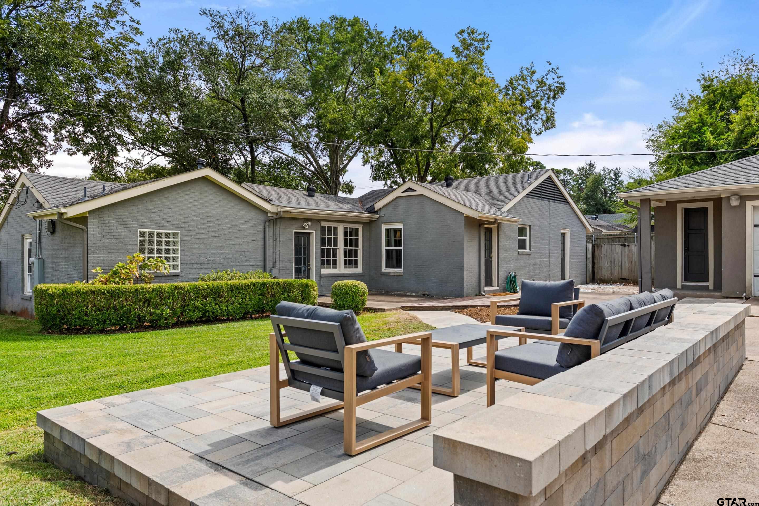 1403 S Robertson