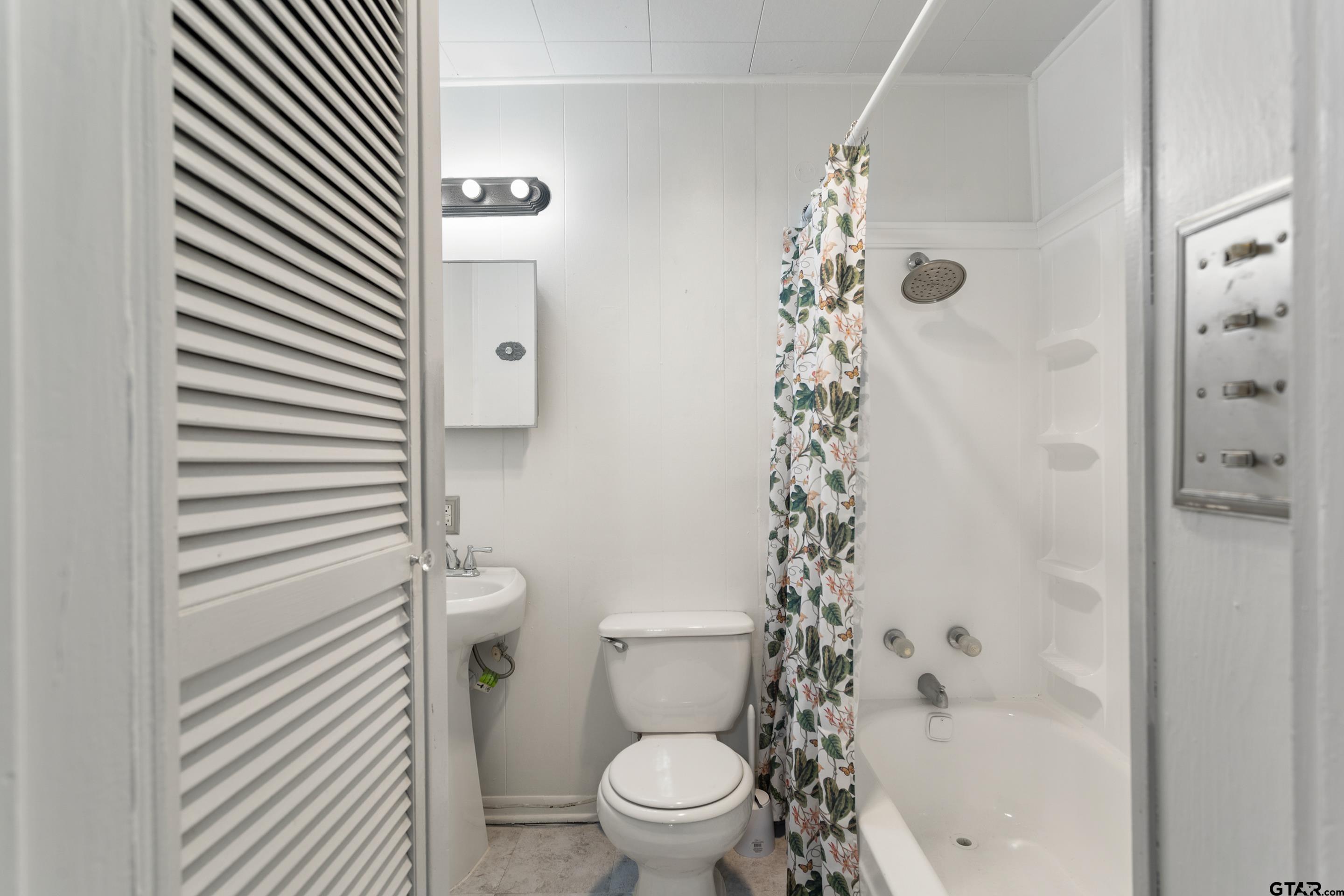 1403 S Robertson