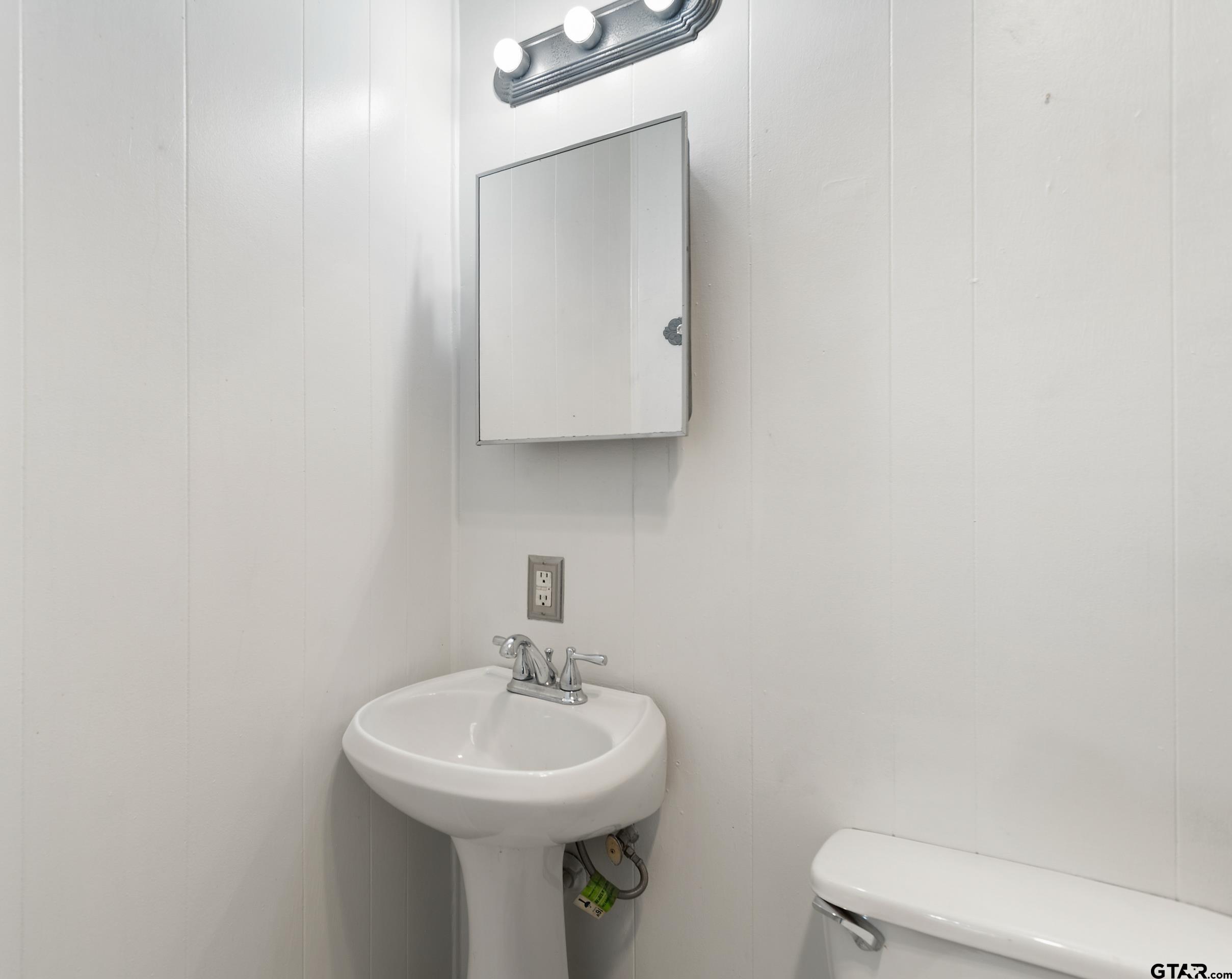 1403 S Robertson