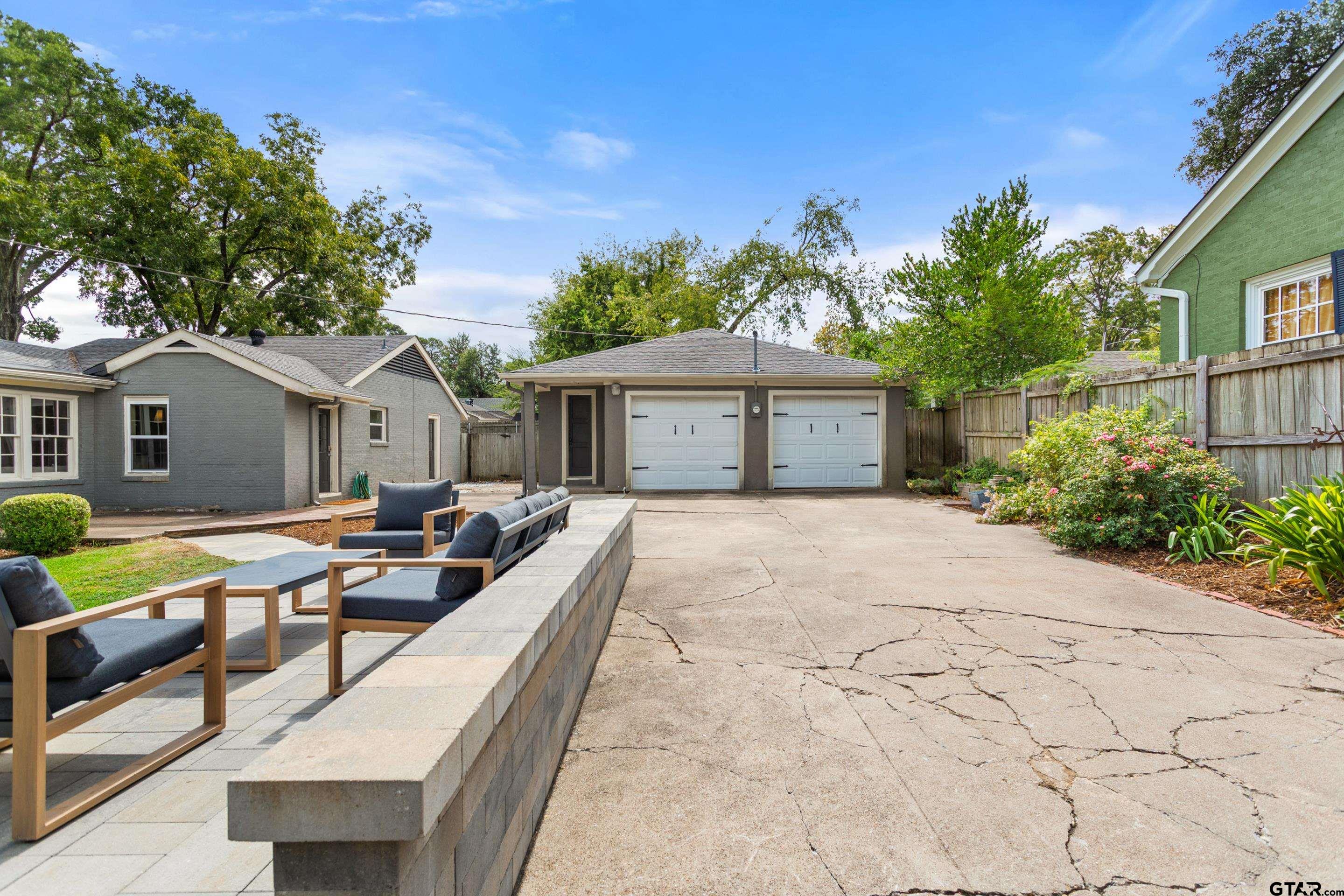 1403 S Robertson