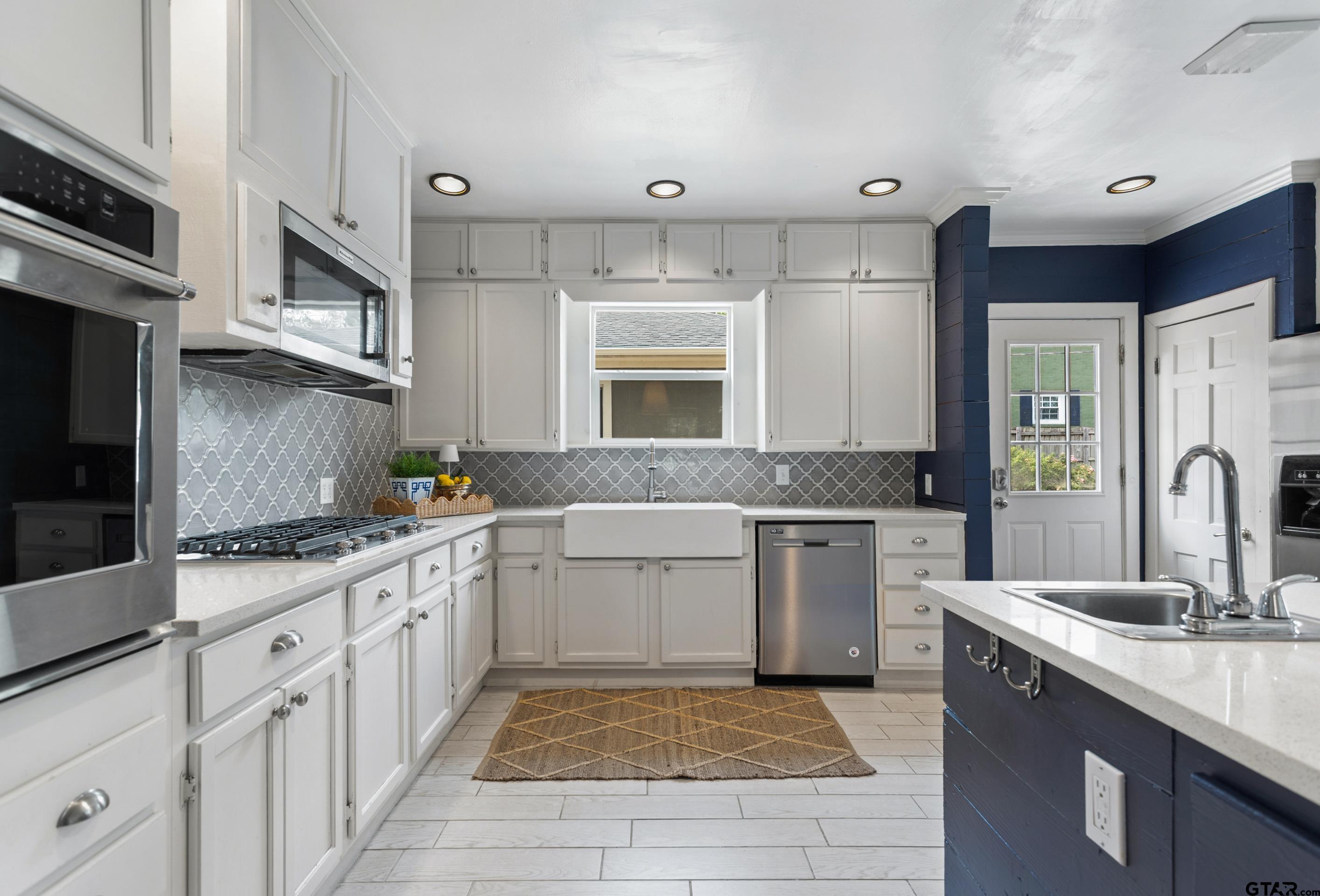 1403 S Robertson