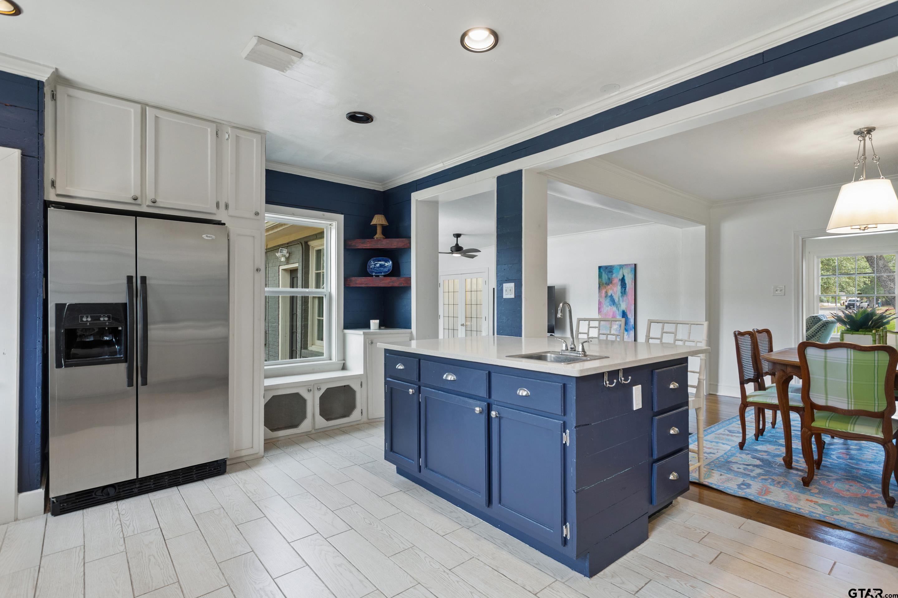 1403 S Robertson