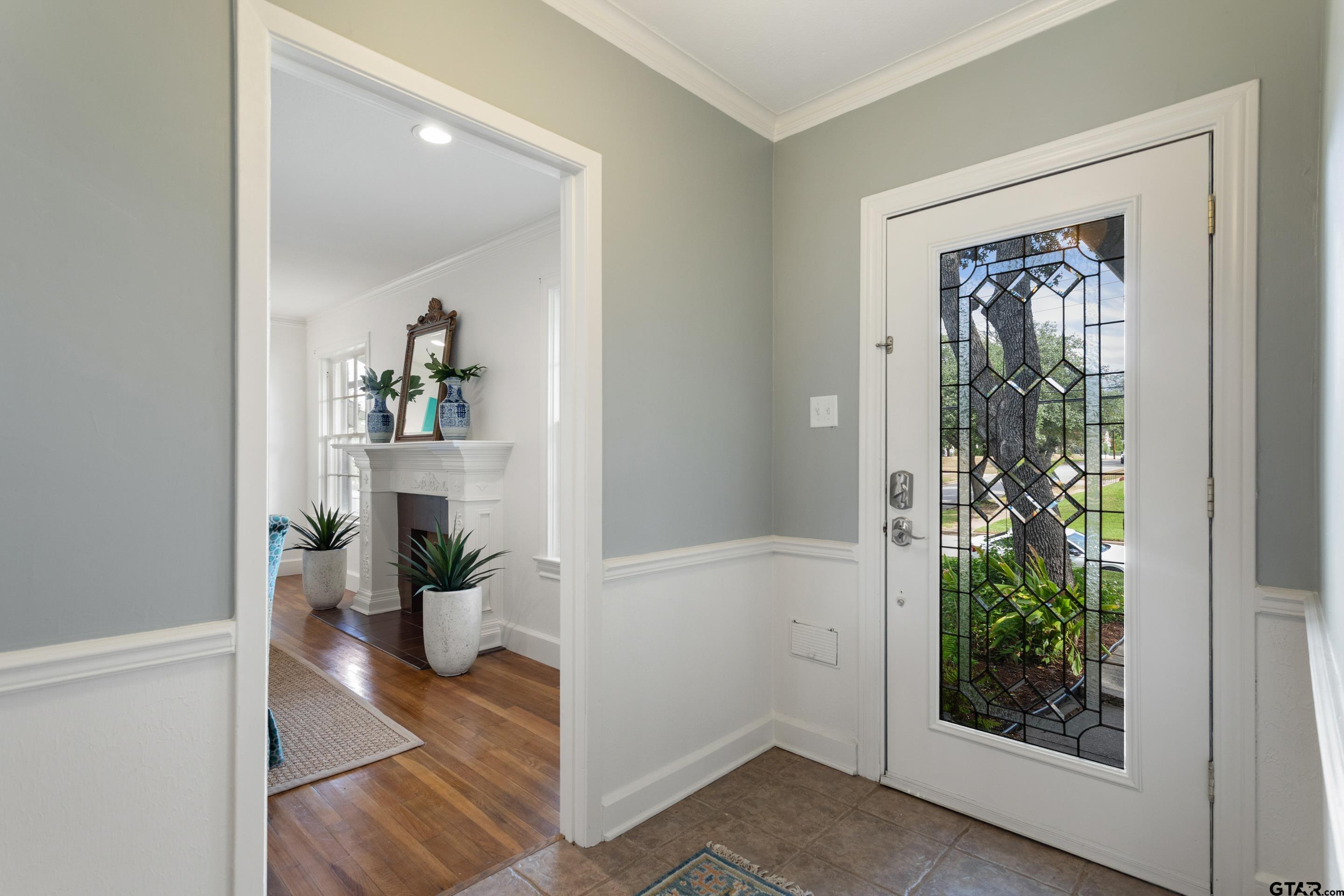 1403 S Robertson