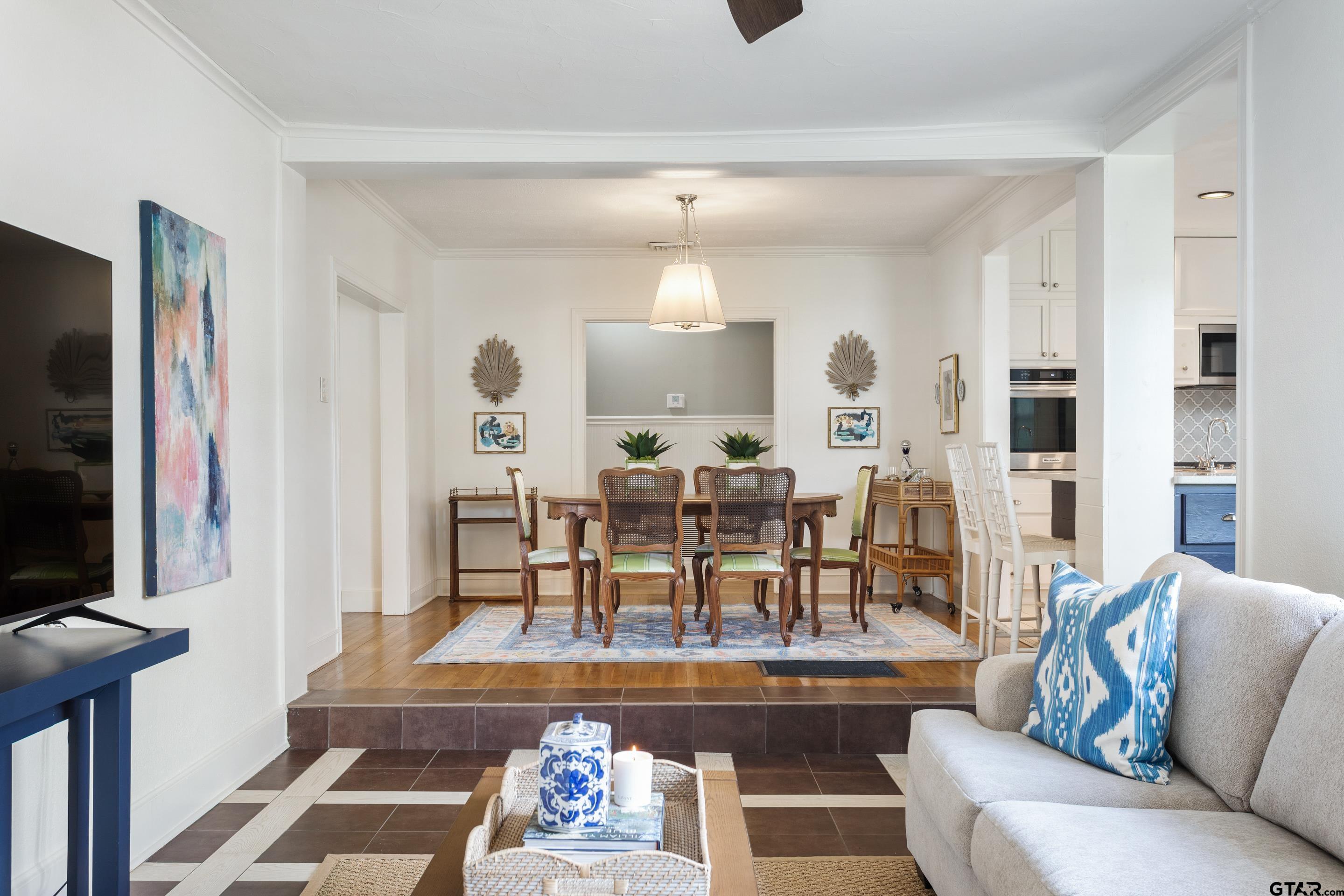 1403 S Robertson