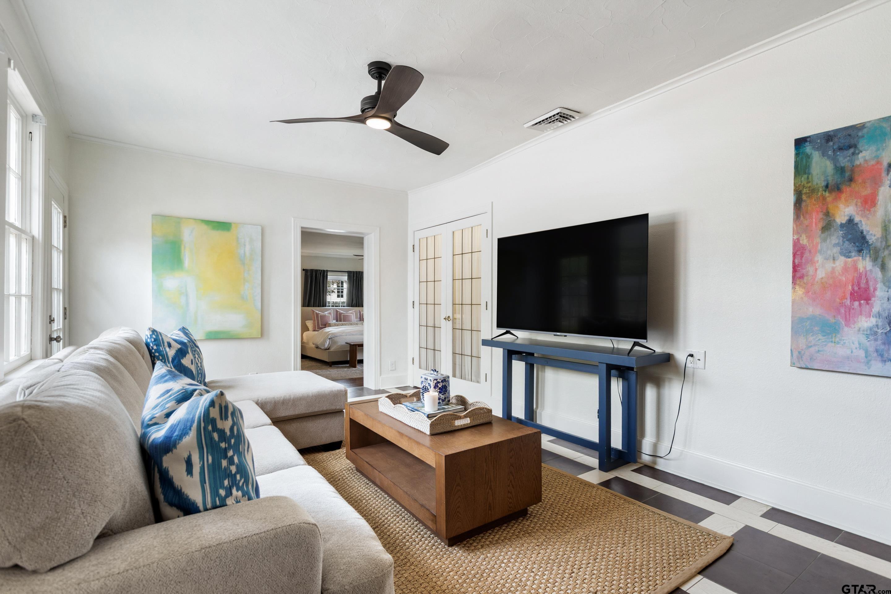 1403 S Robertson