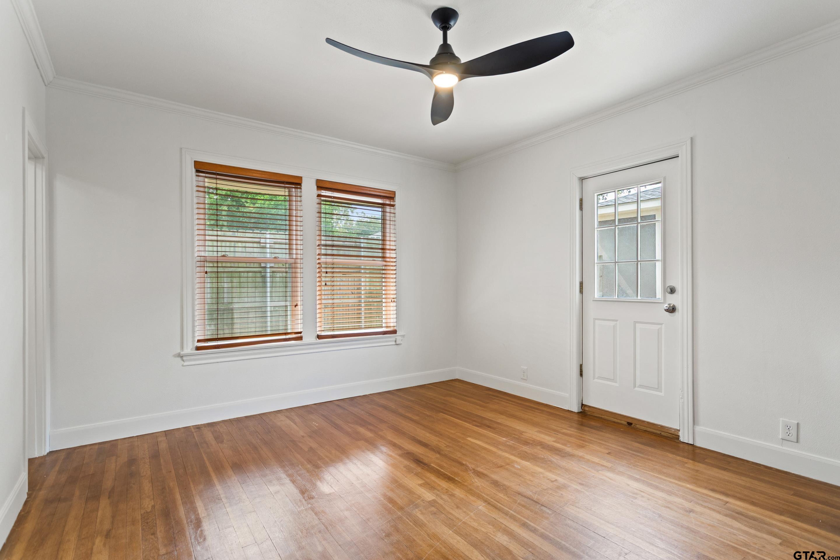 1403 S Robertson