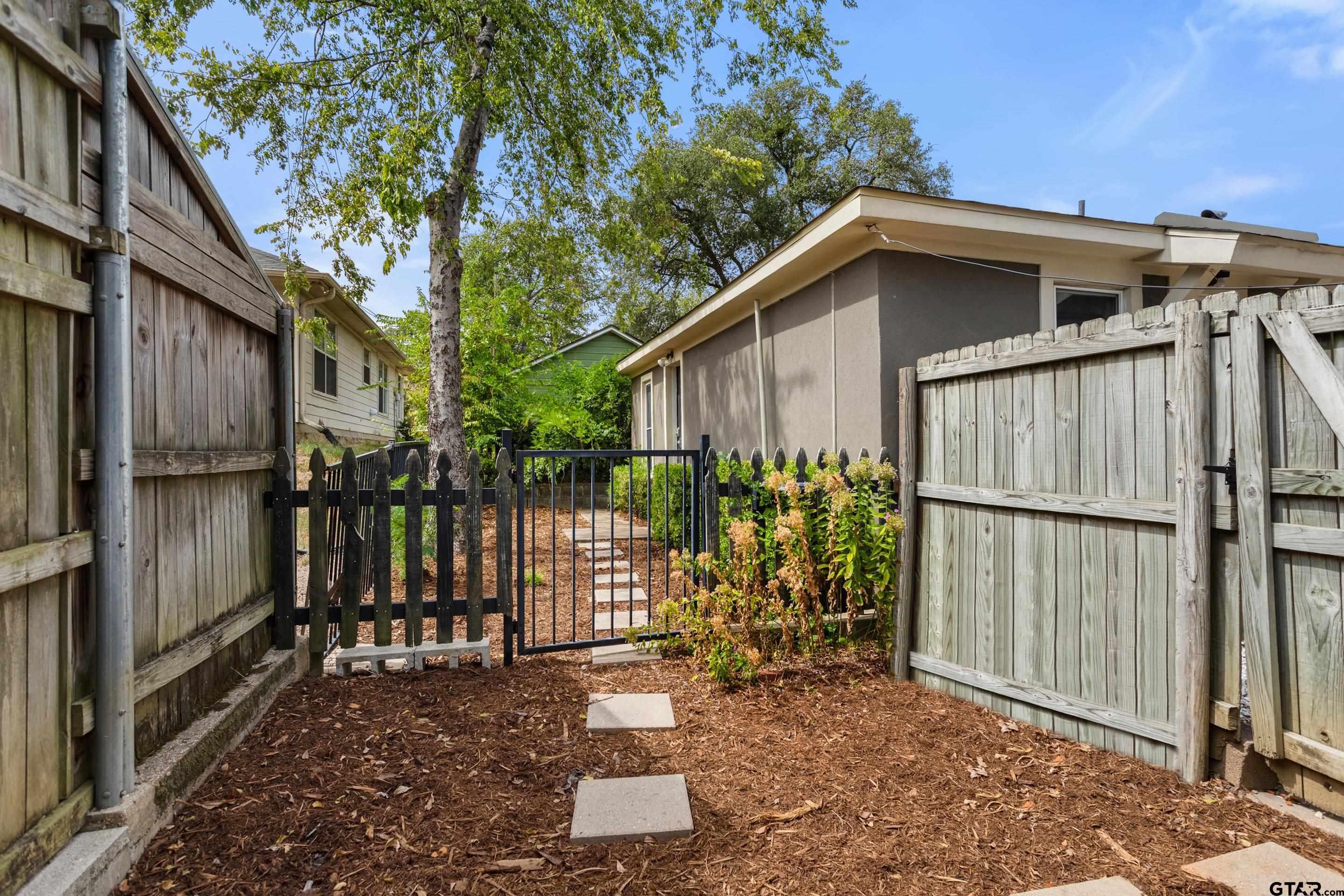 1403 S Robertson
