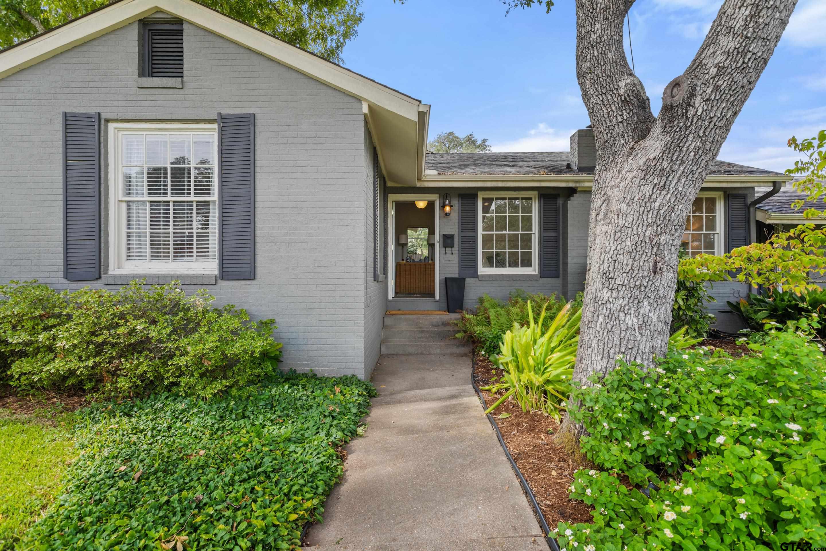1403 S Robertson