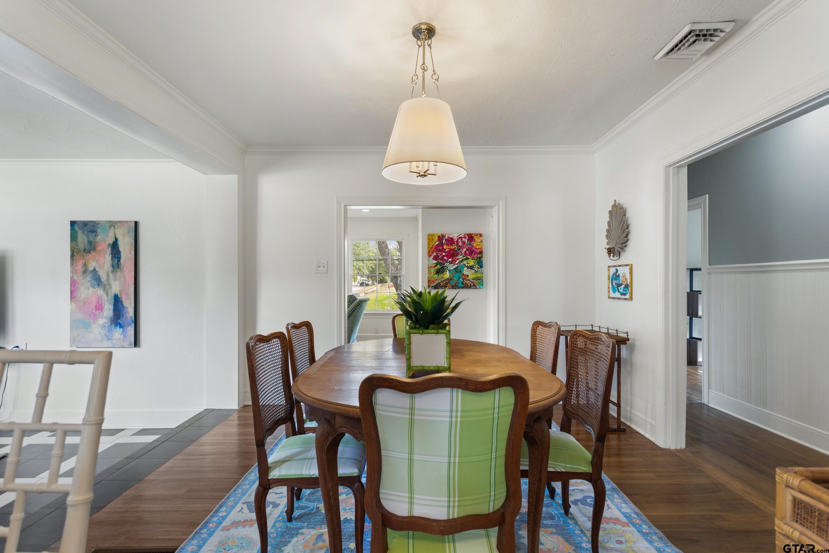 1403 S Robertson