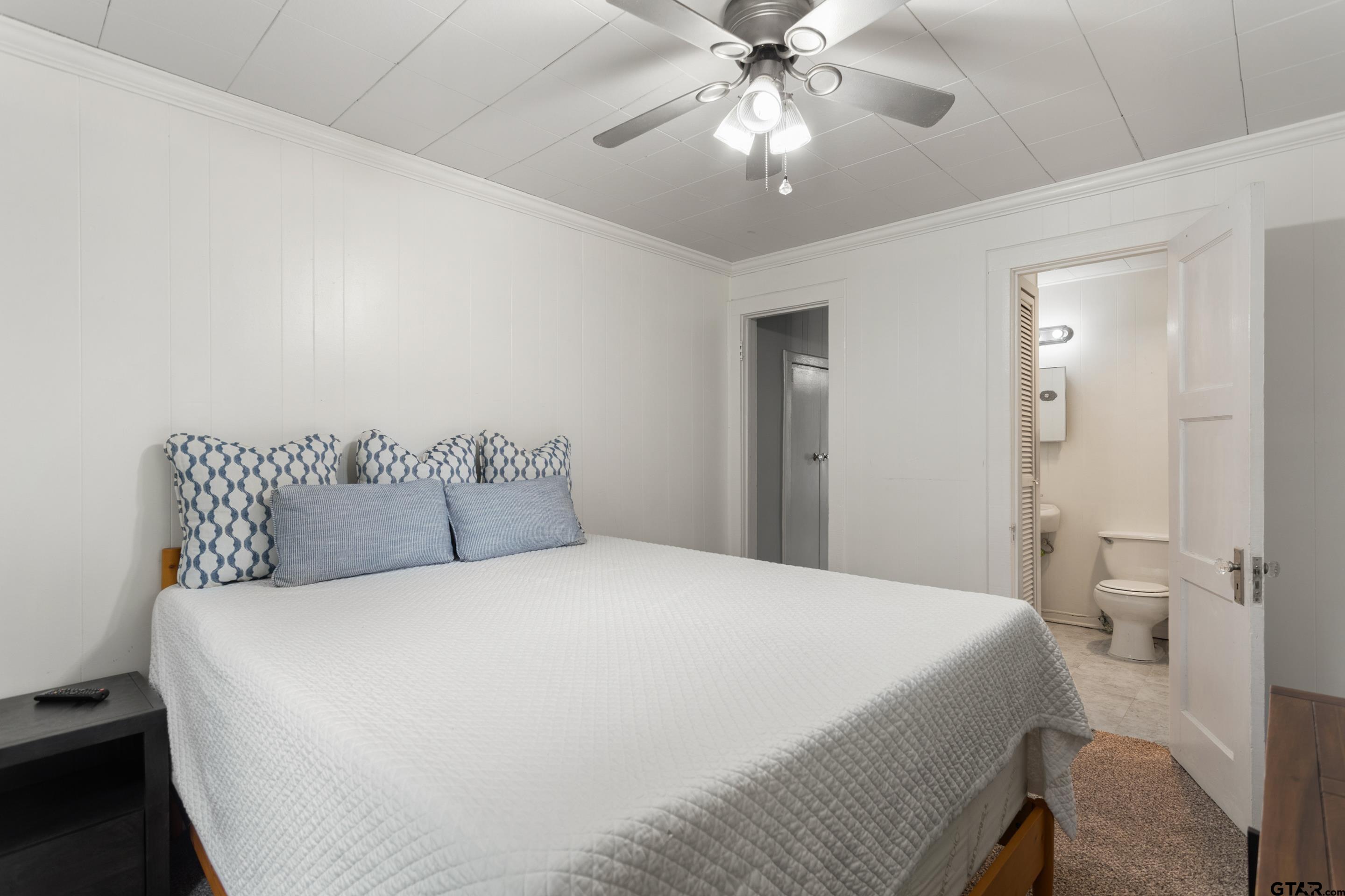 1403 S Robertson