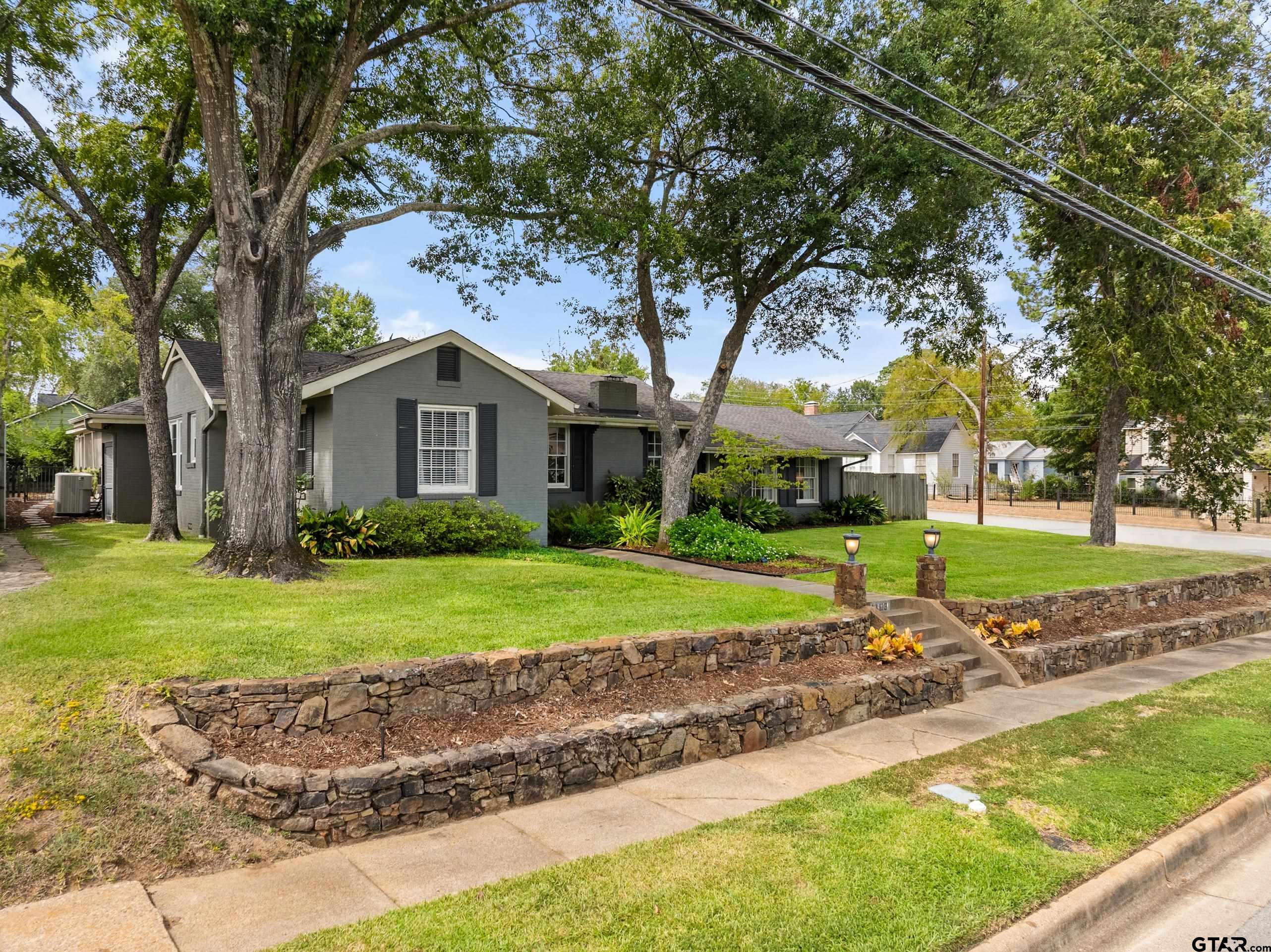 1403 S Robertson