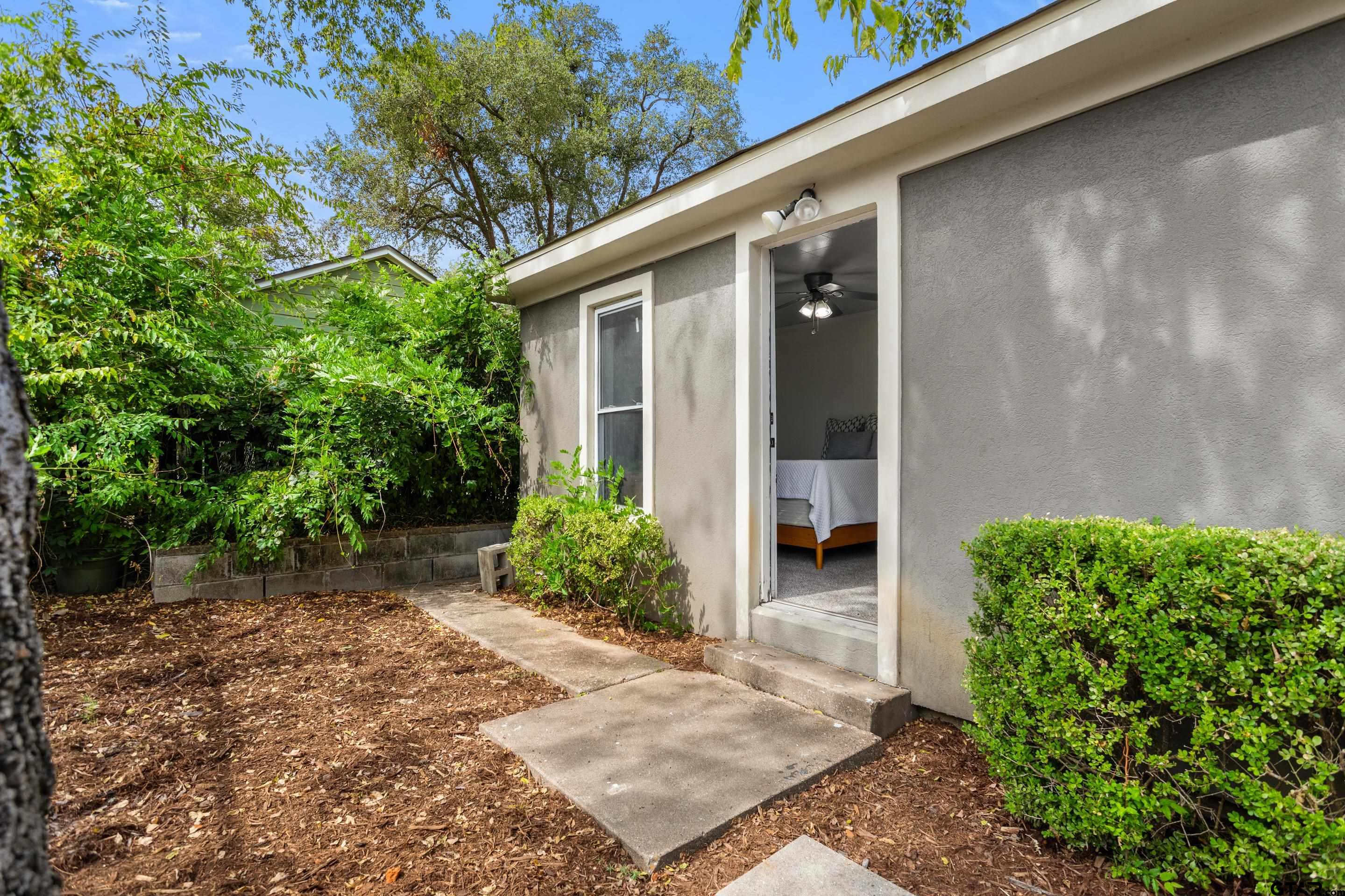 1403 S Robertson