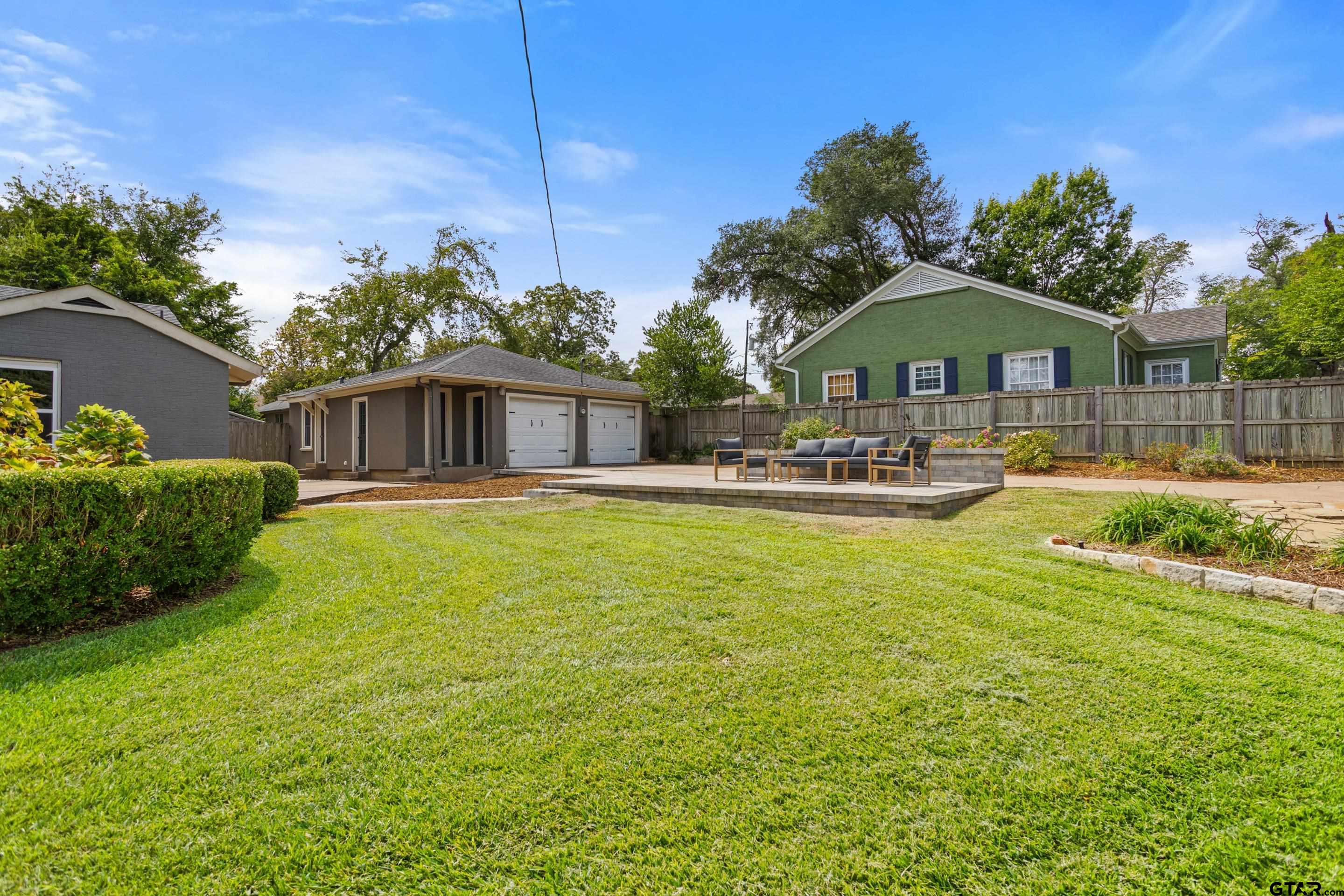1403 S Robertson