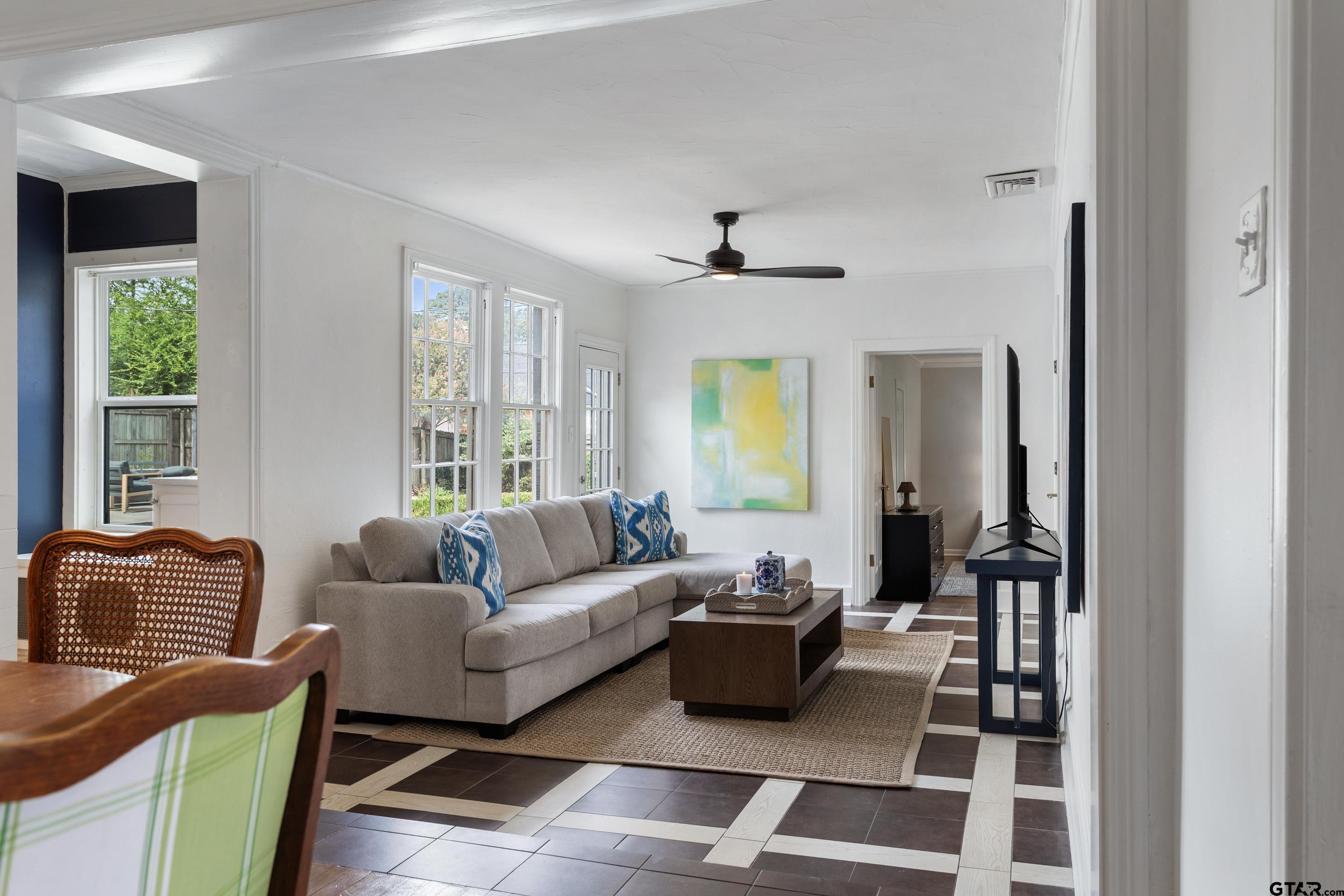 1403 S Robertson