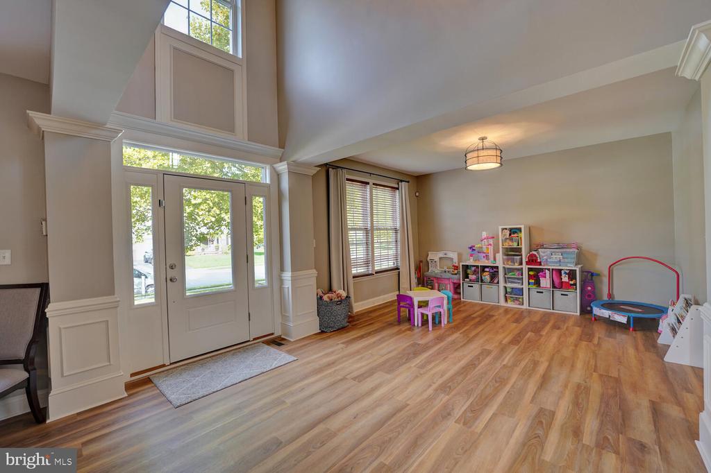 735 DORCHESTER COURT