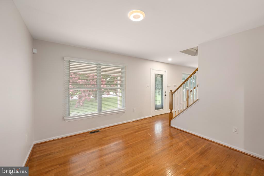 13 LORDSHIP LANE