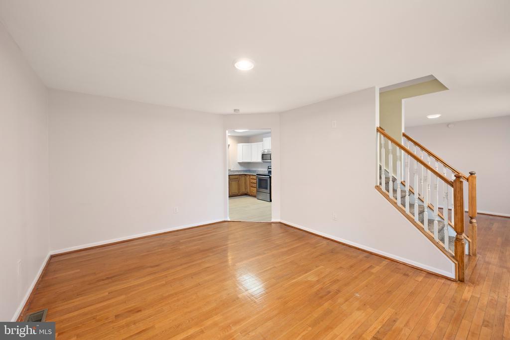 13 LORDSHIP LANE