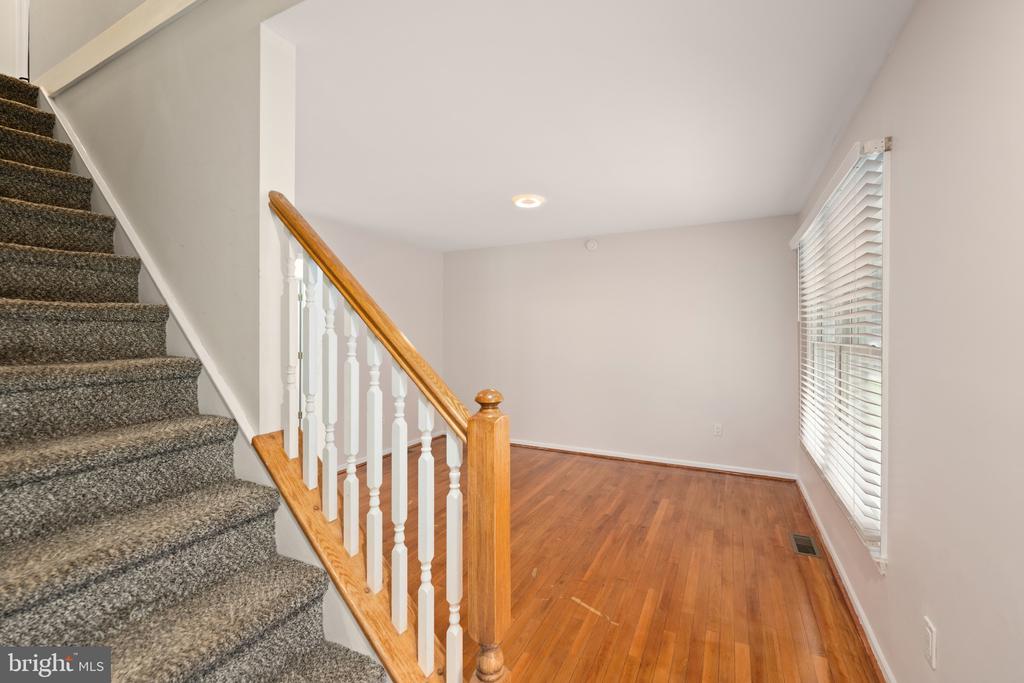 13 LORDSHIP LANE
