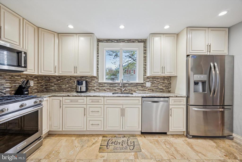 2 RAVENWOOD COURT
