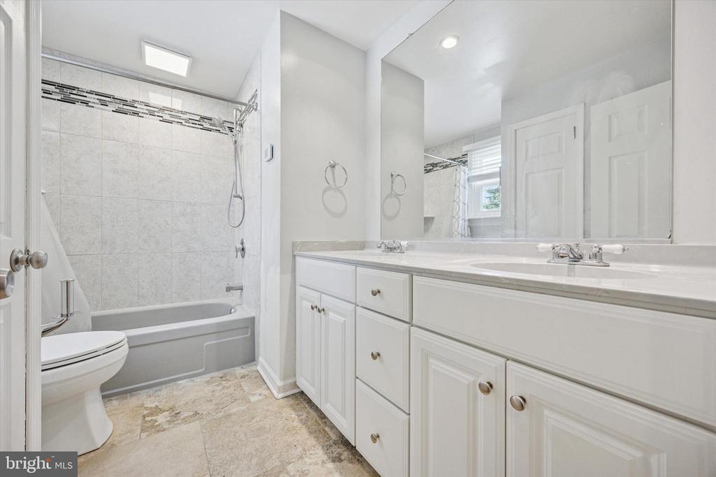 2 RAVENWOOD COURT