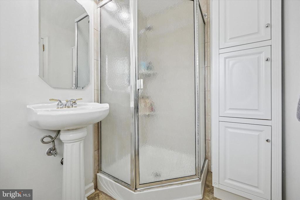 2 RAVENWOOD COURT