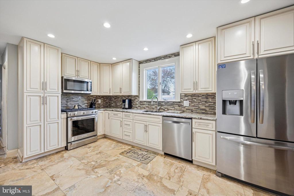 2 RAVENWOOD COURT