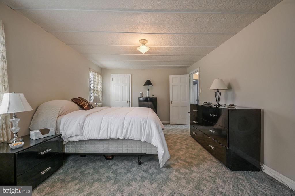 40 W SALISBURY DRIVE